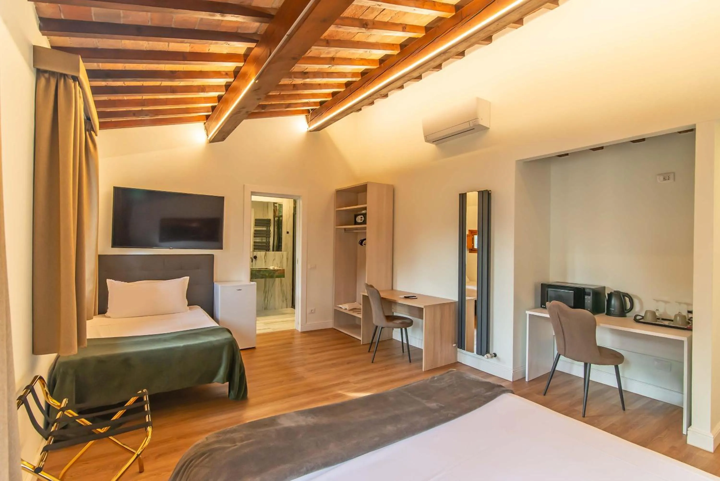 Photo of the whole room, Bed in Marco's Way