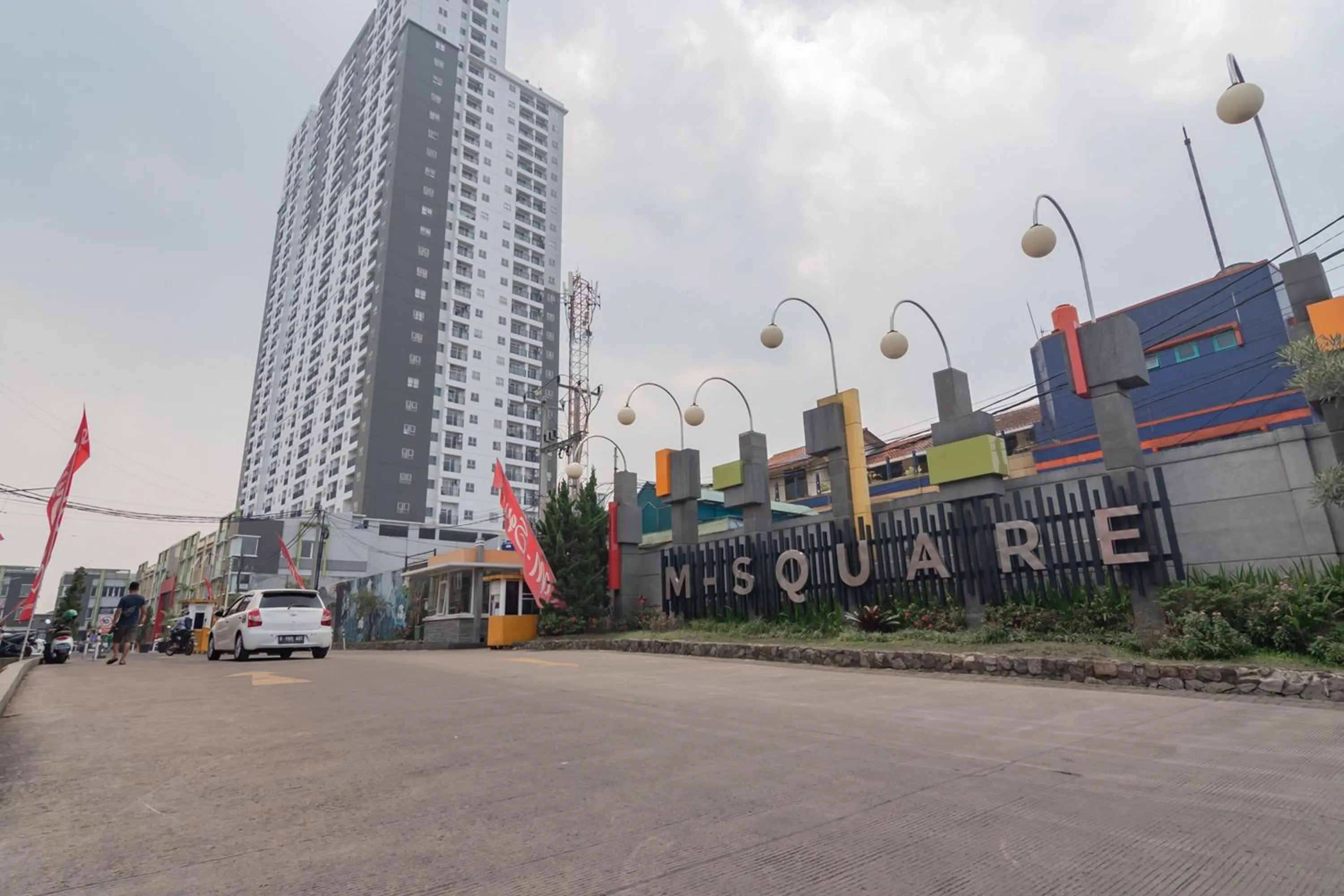 Property building in RedLiving Apartemen Mekarwangi Square - M Express