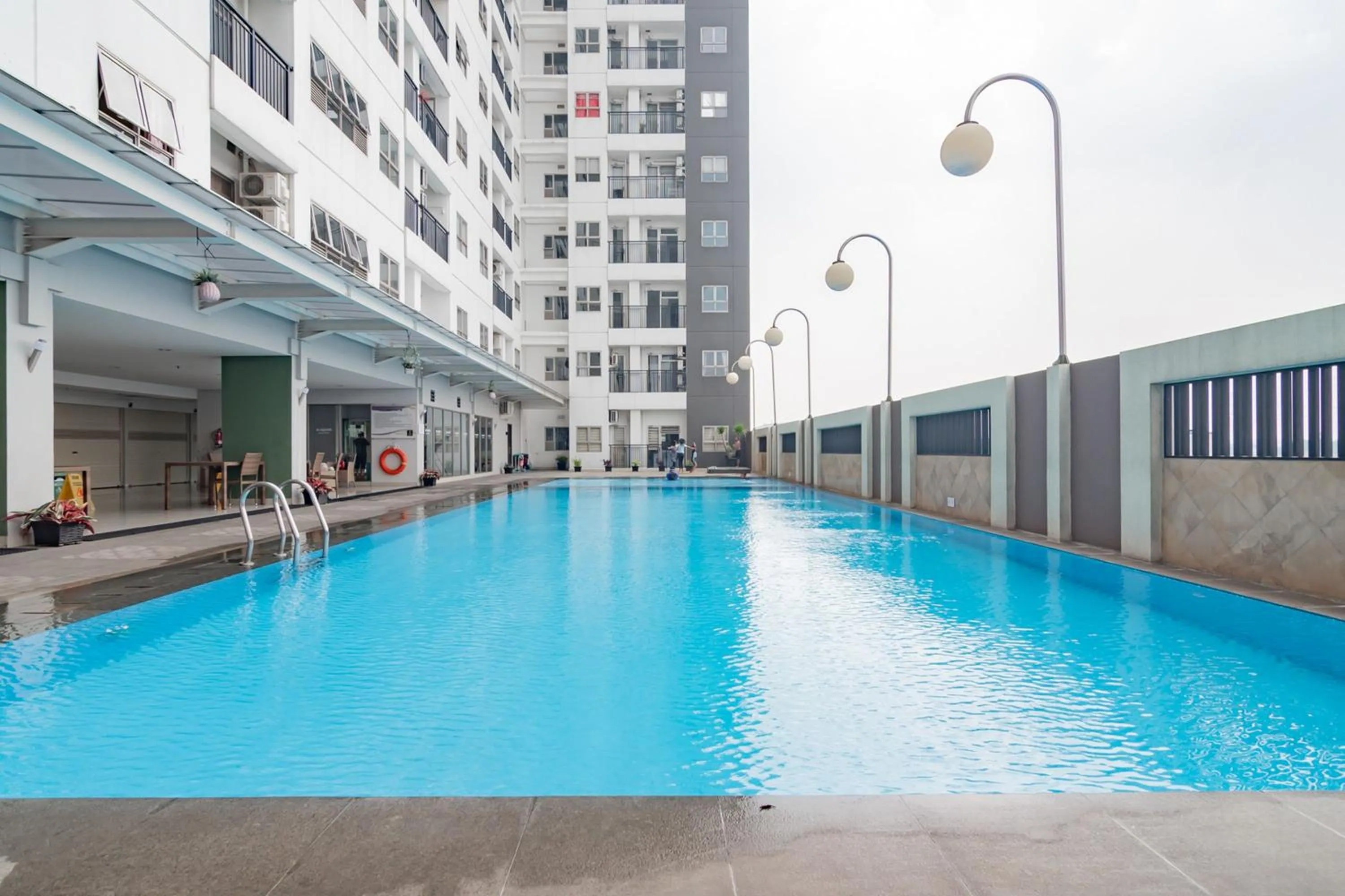 Swimming pool in RedLiving Apartemen Mekarwangi Square - M Express