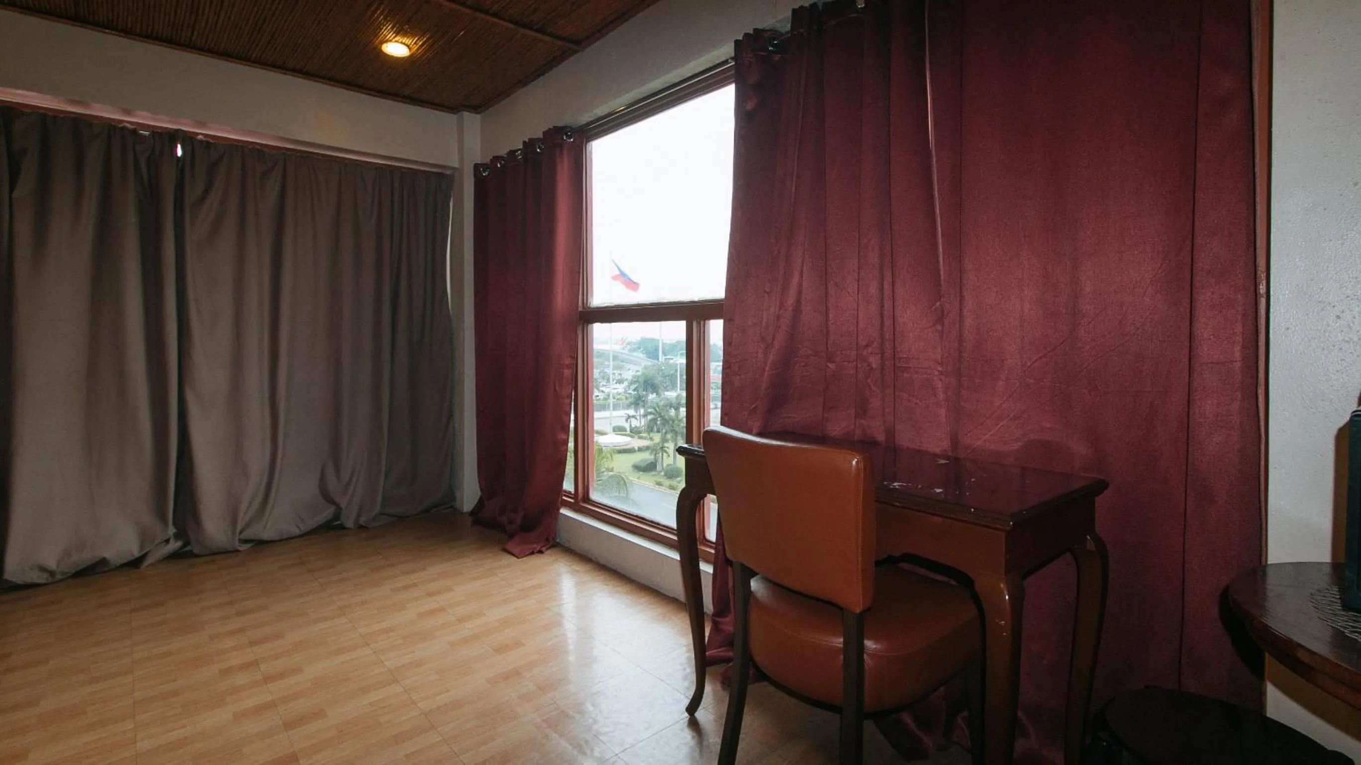 Seating area in RedDoorz @ Manila Airport Hotel