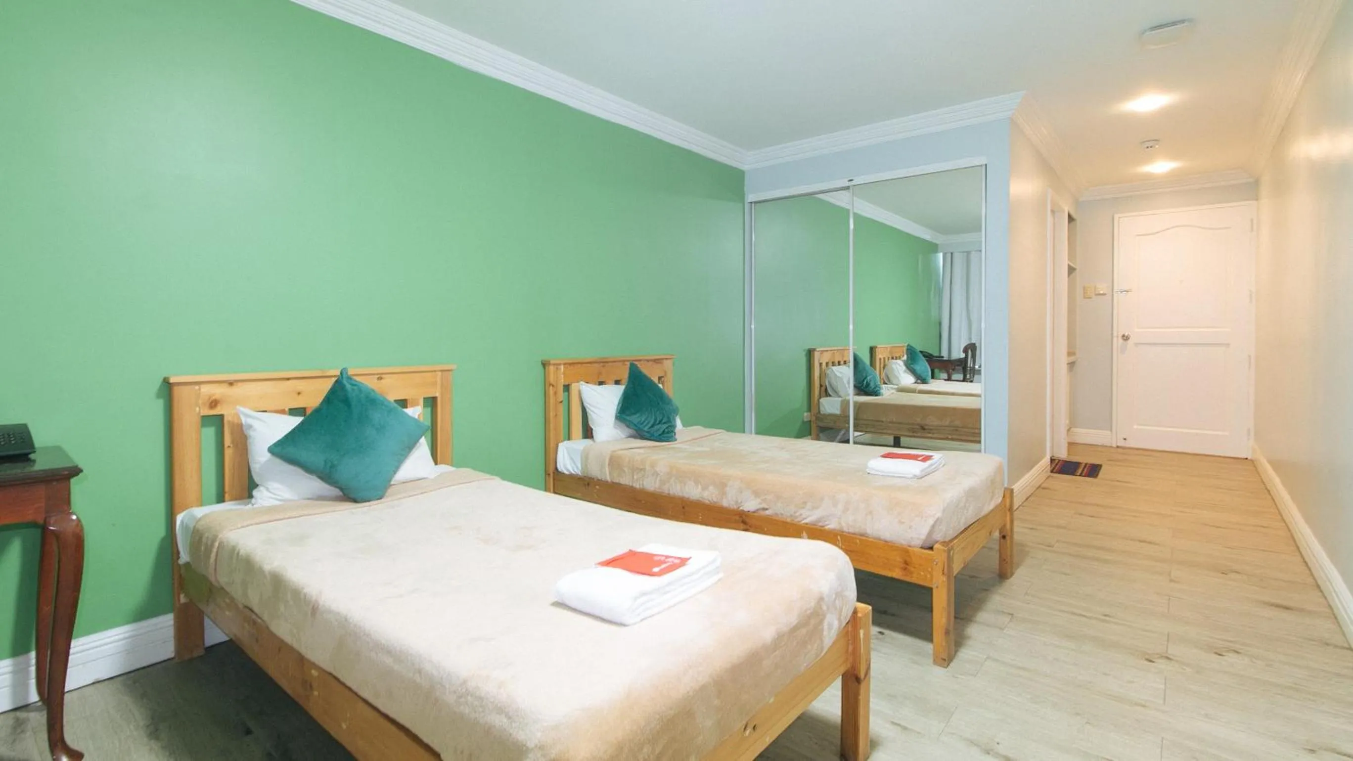 Bed in RedDoorz @ Manila Airport Hotel