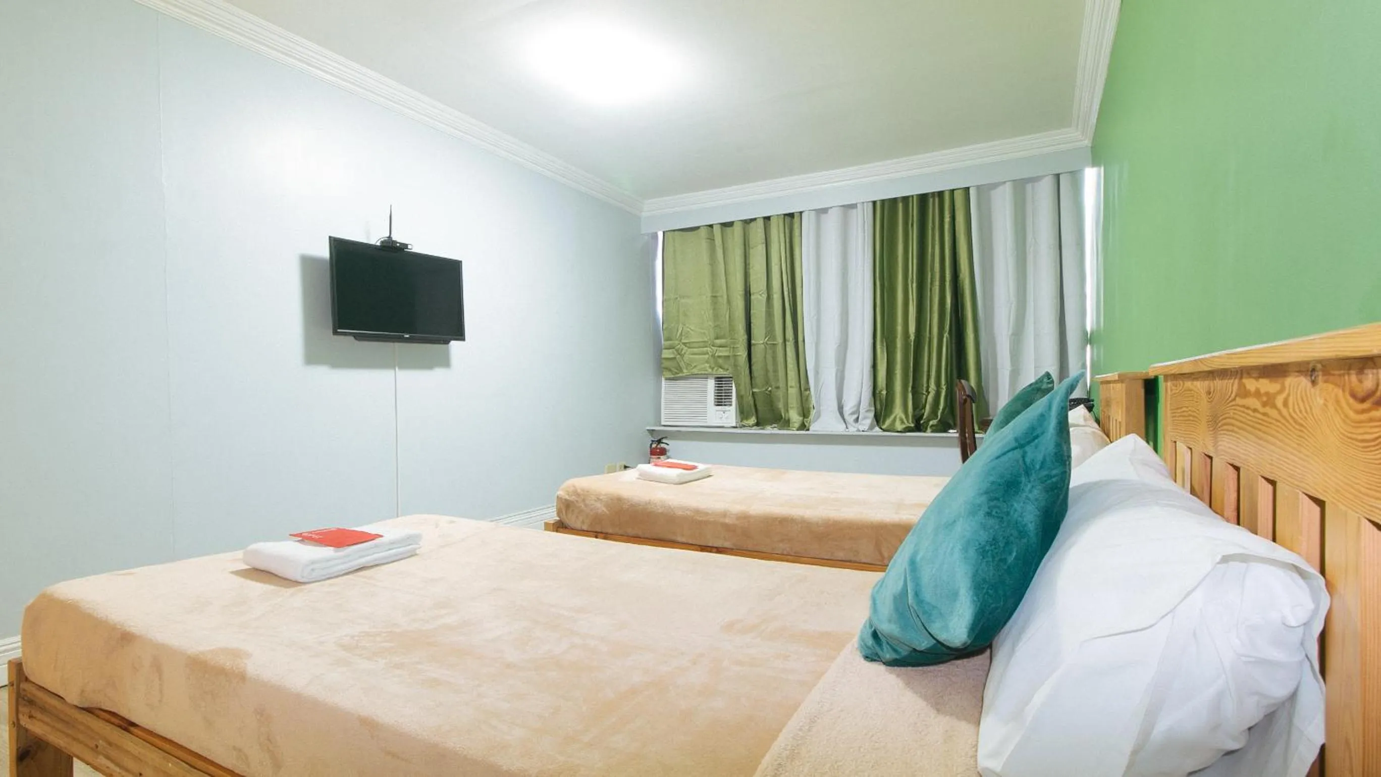 Bed in RedDoorz @ Manila Airport Hotel