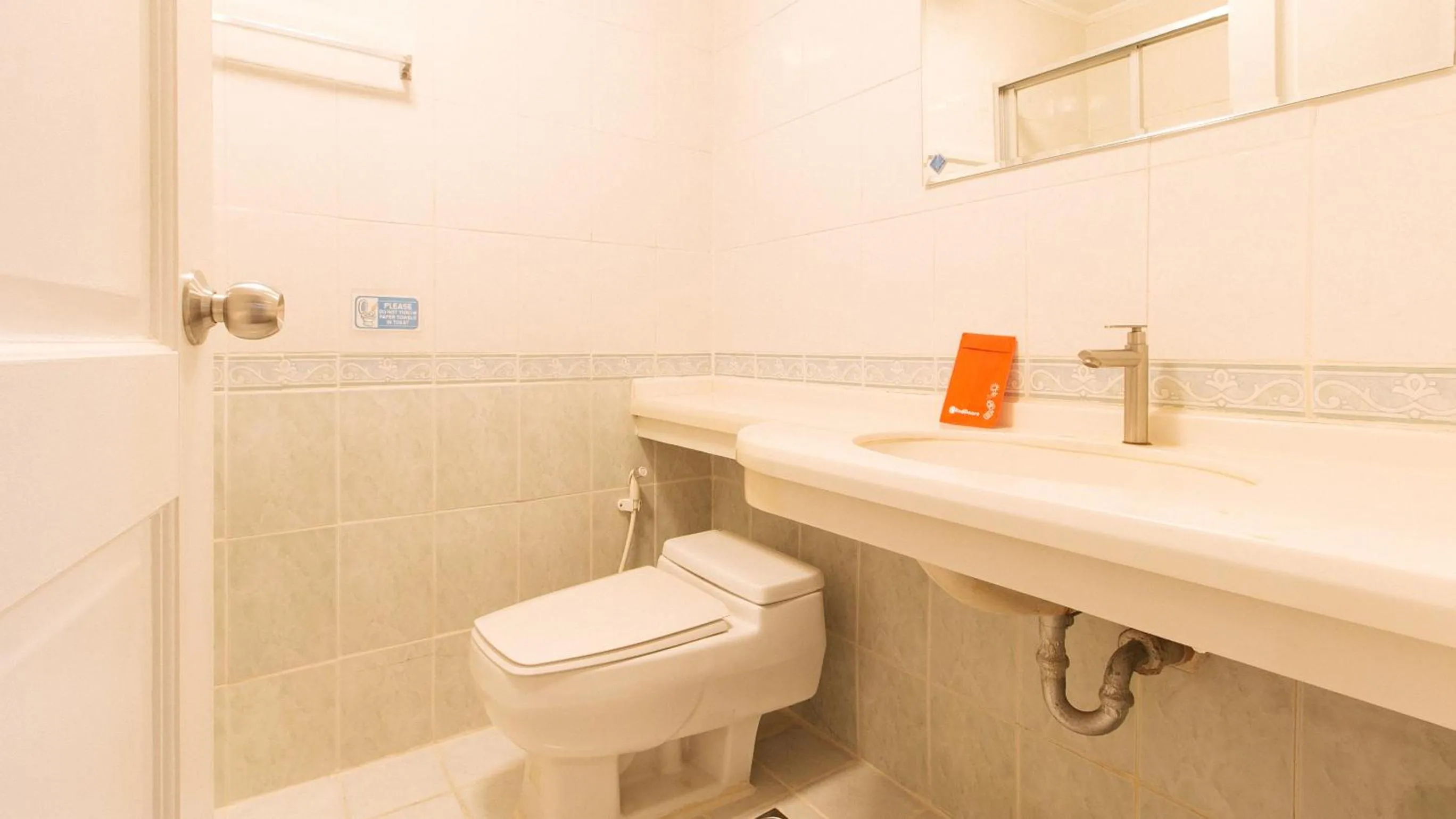 Toilet in RedDoorz @ Manila Airport Hotel