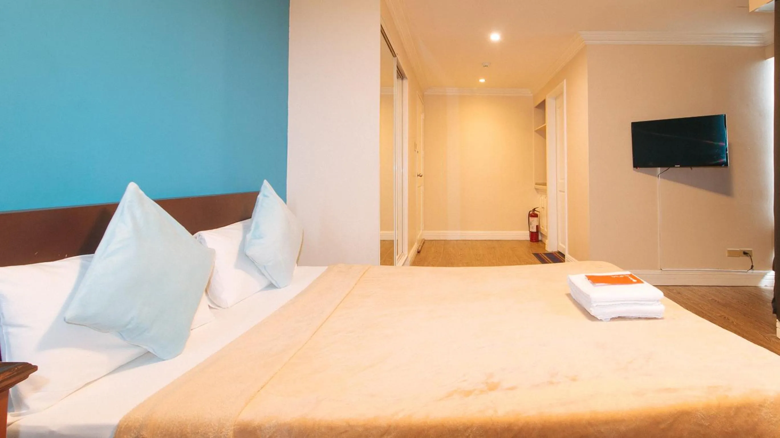 Bed in RedDoorz @ Manila Airport Hotel