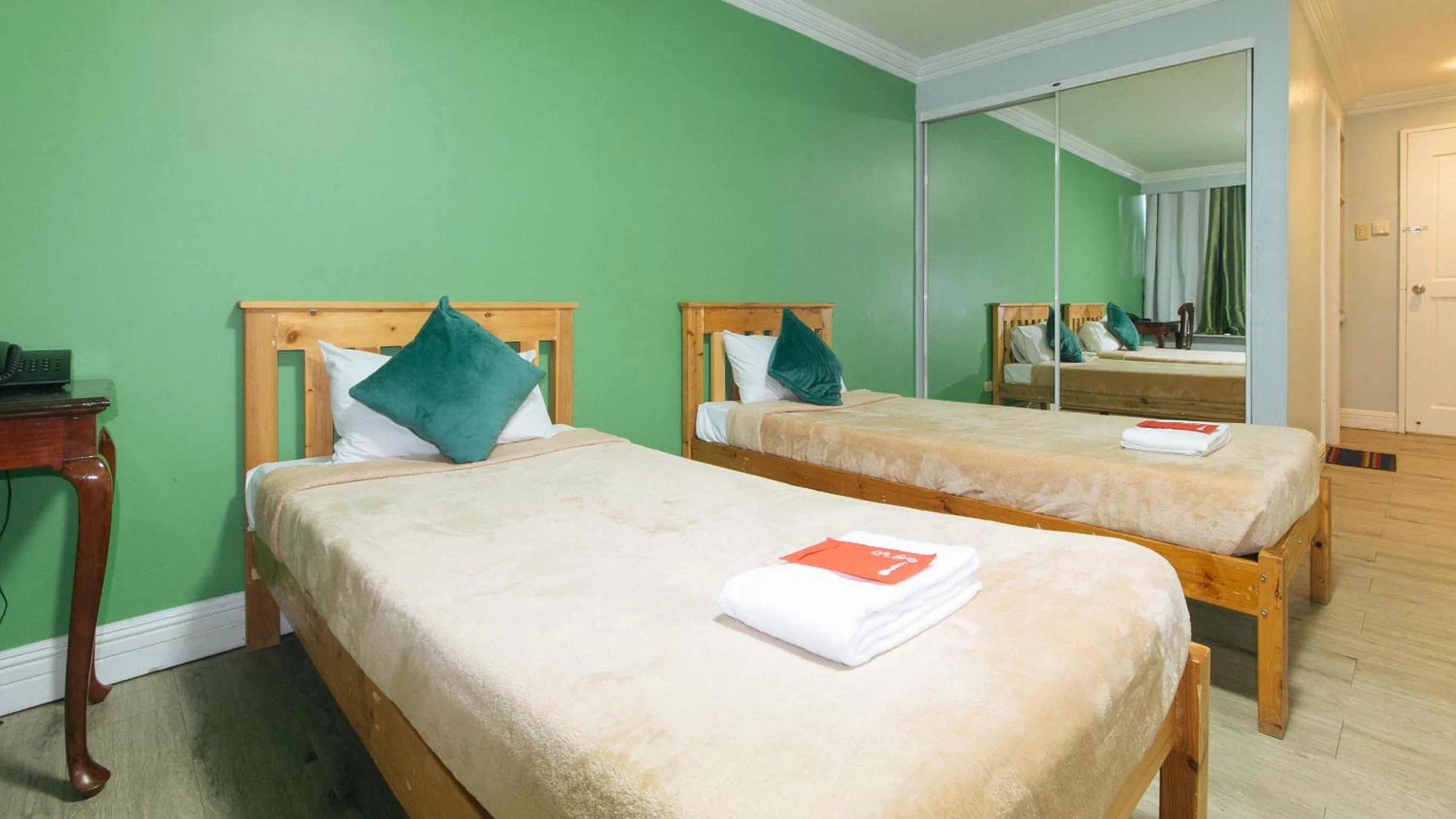 Bed in RedDoorz @ Manila Airport Hotel