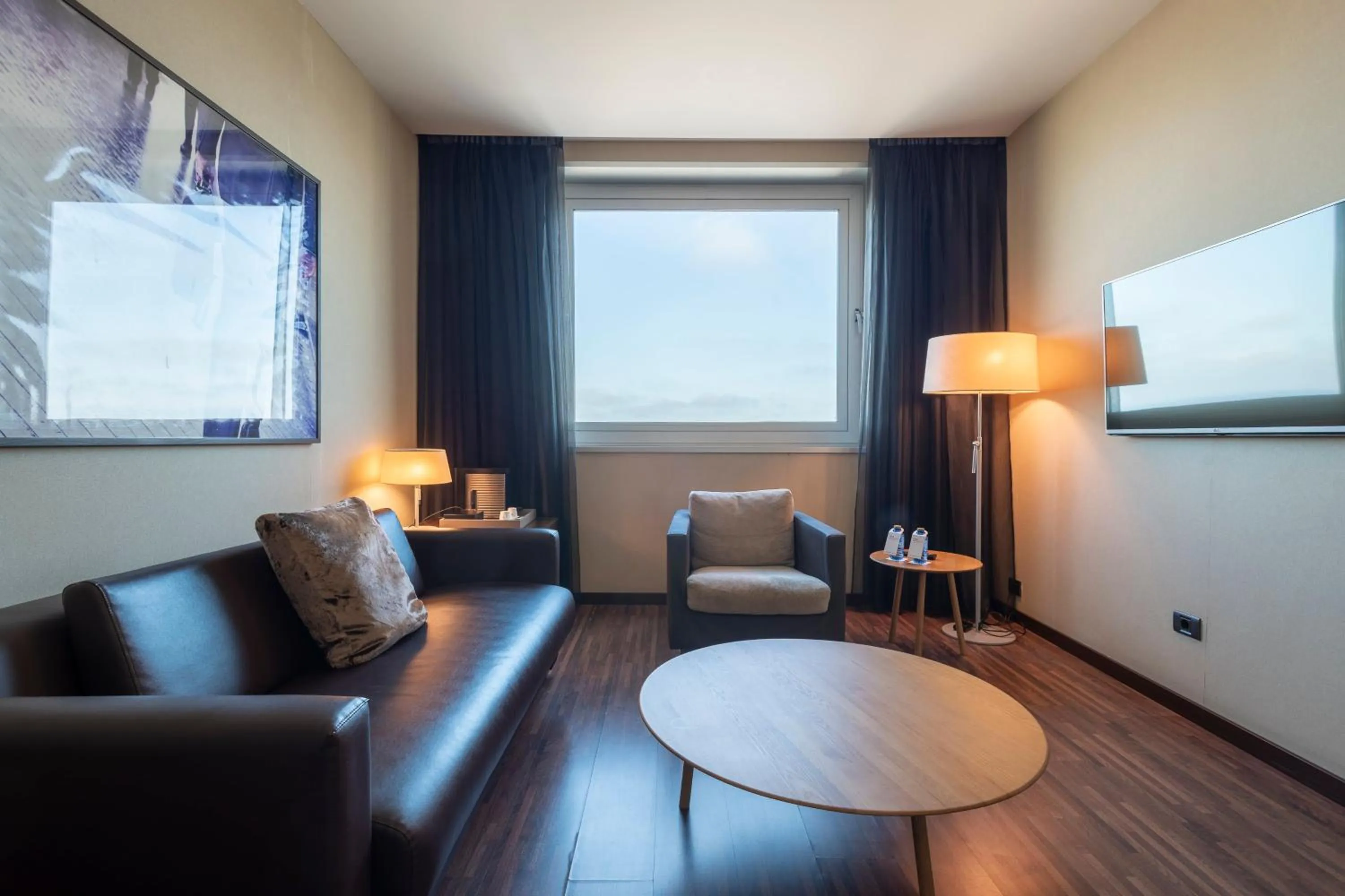 Photo of the whole room in Leonardo Royal Hotel Barcelona Forum