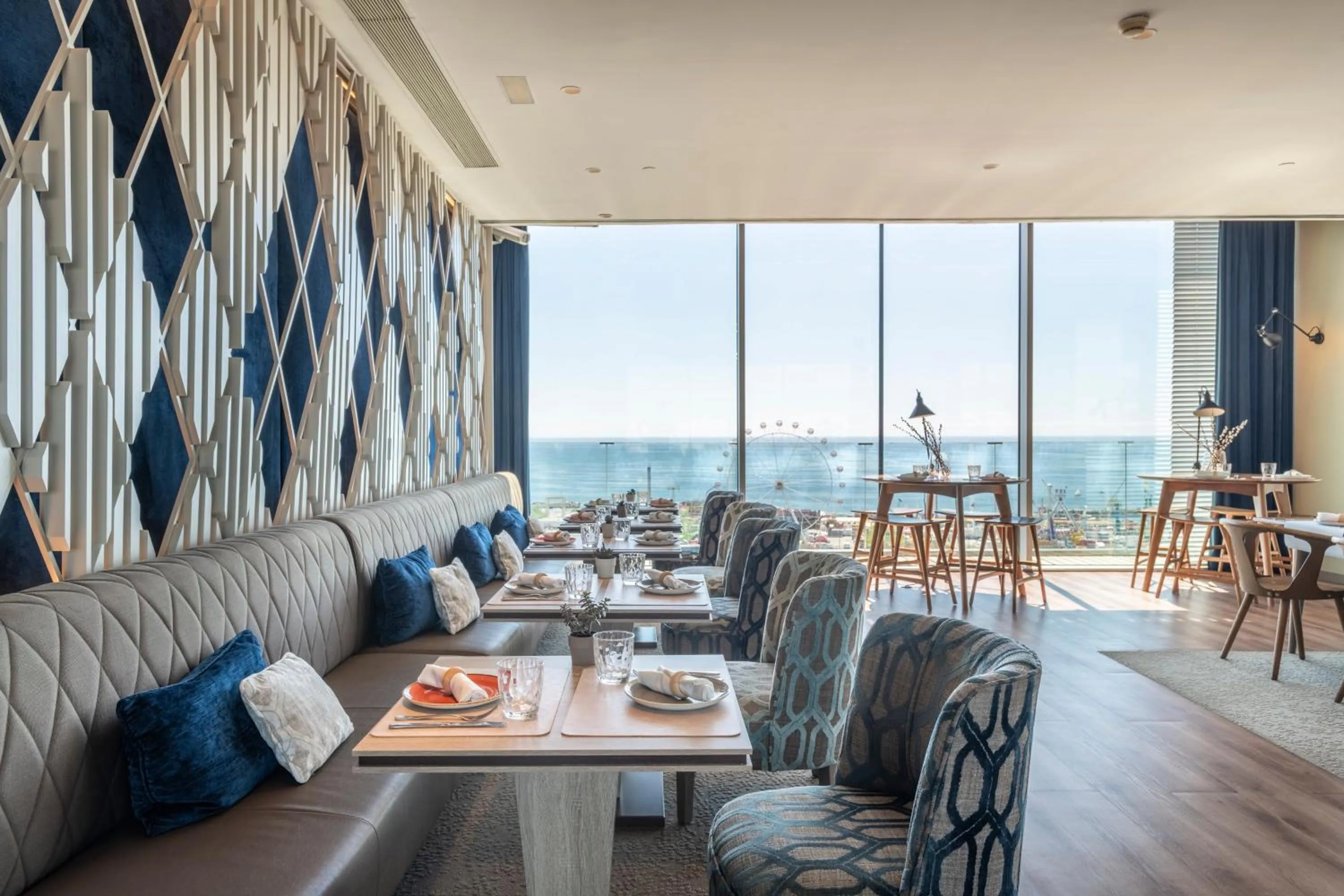 Lounge or bar in Leonardo Royal Hotel Barcelona Forum