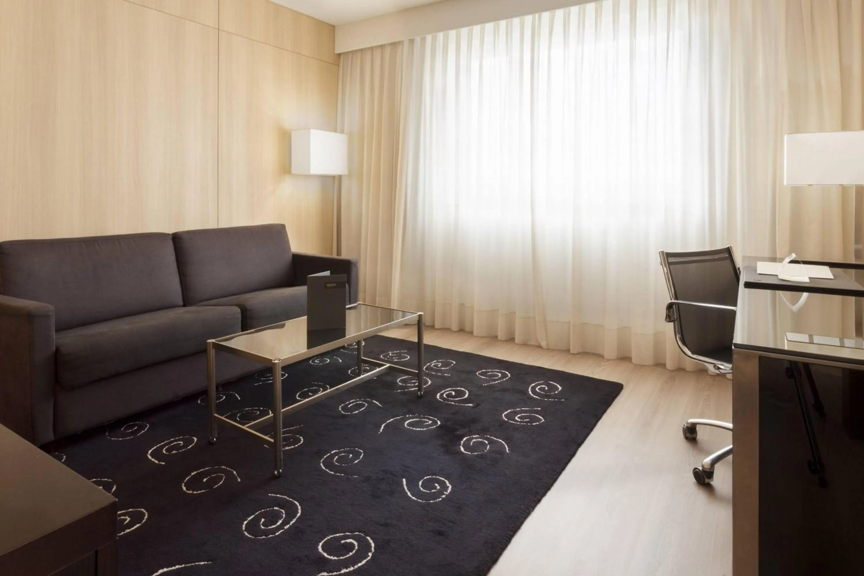 Living room in AC Hotel Córdoba by Marriott