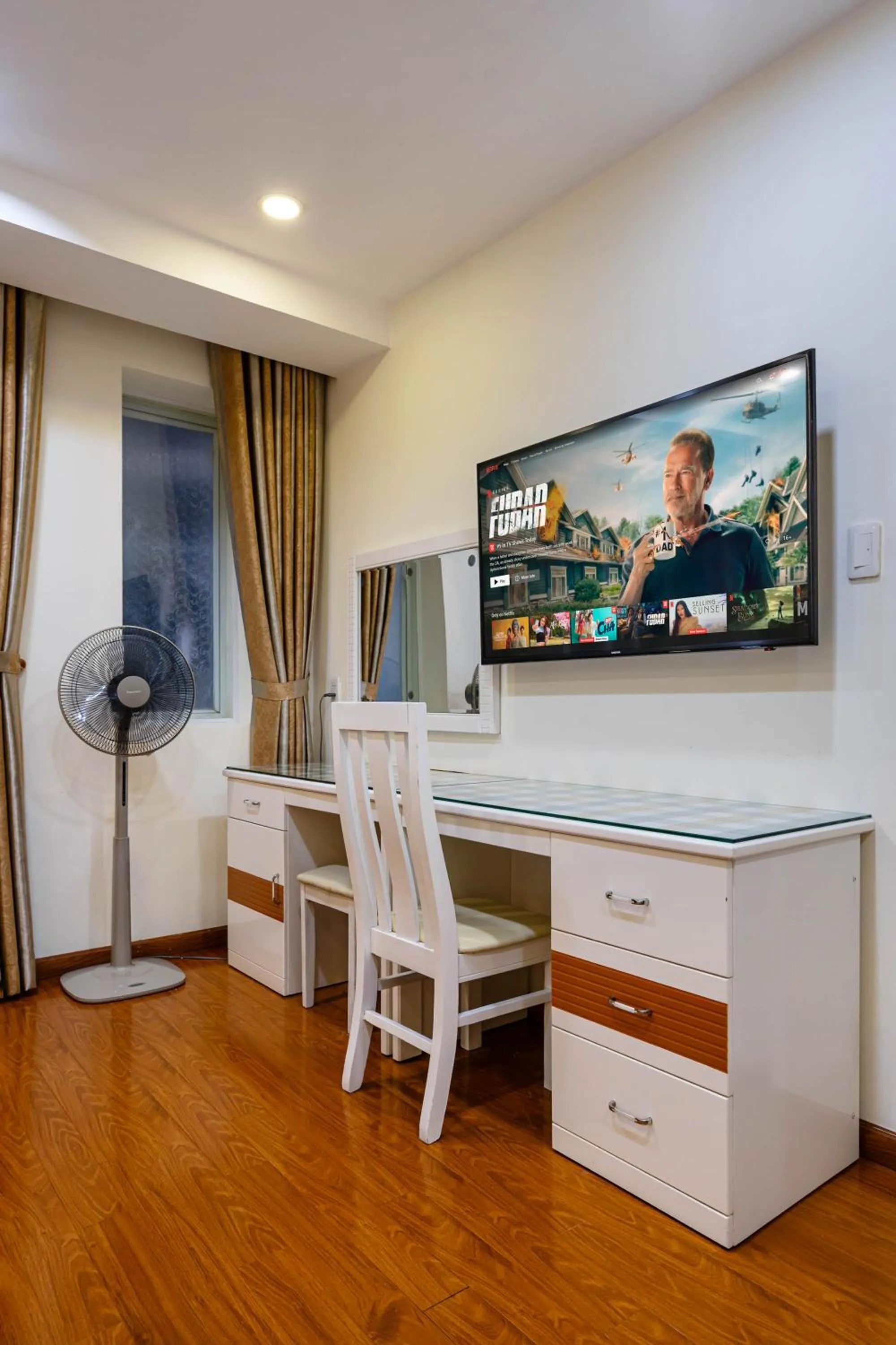 hair dresser in WE HOME Japan Town