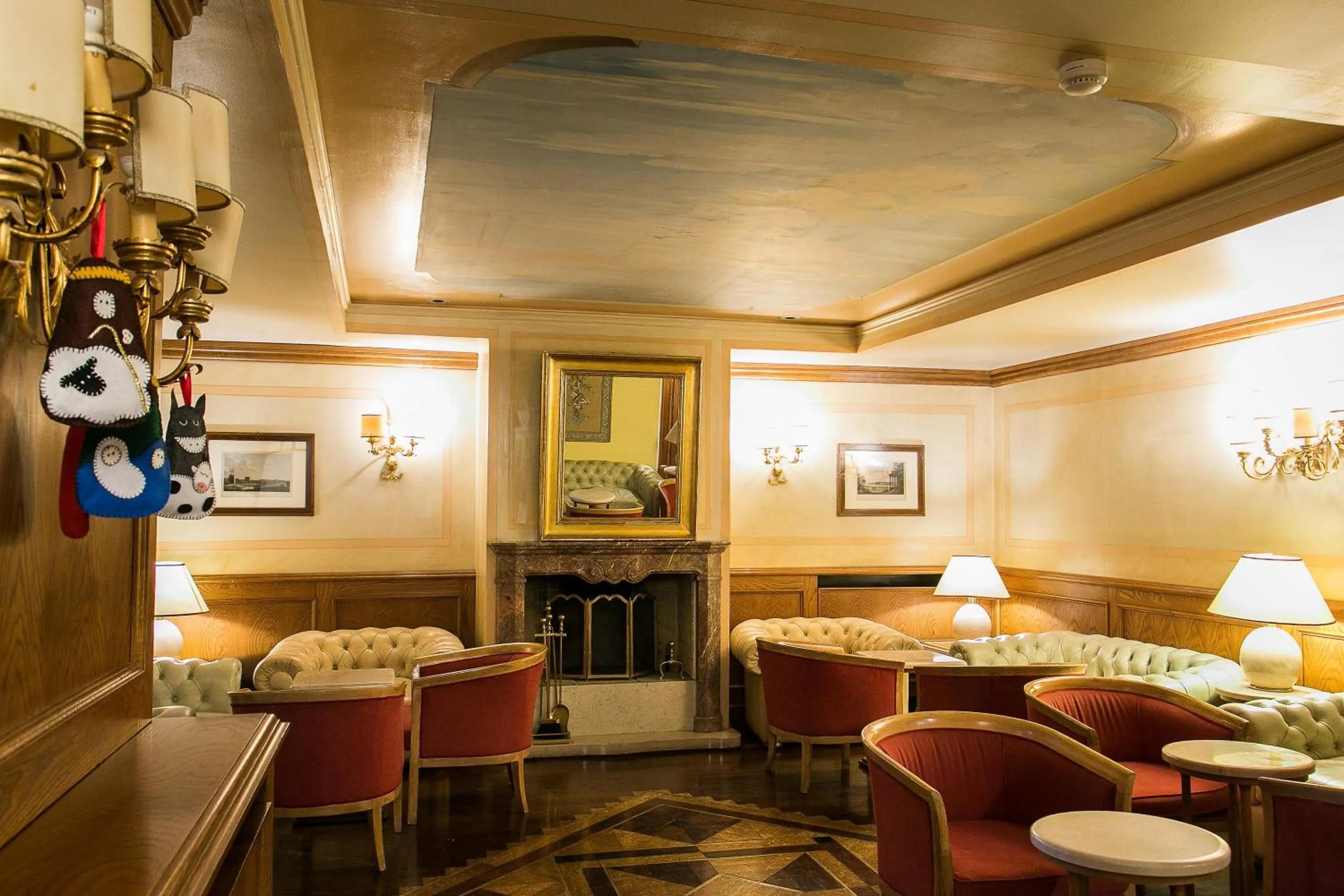 Communal lounge/ TV room in Hotel Posta R.T.A.