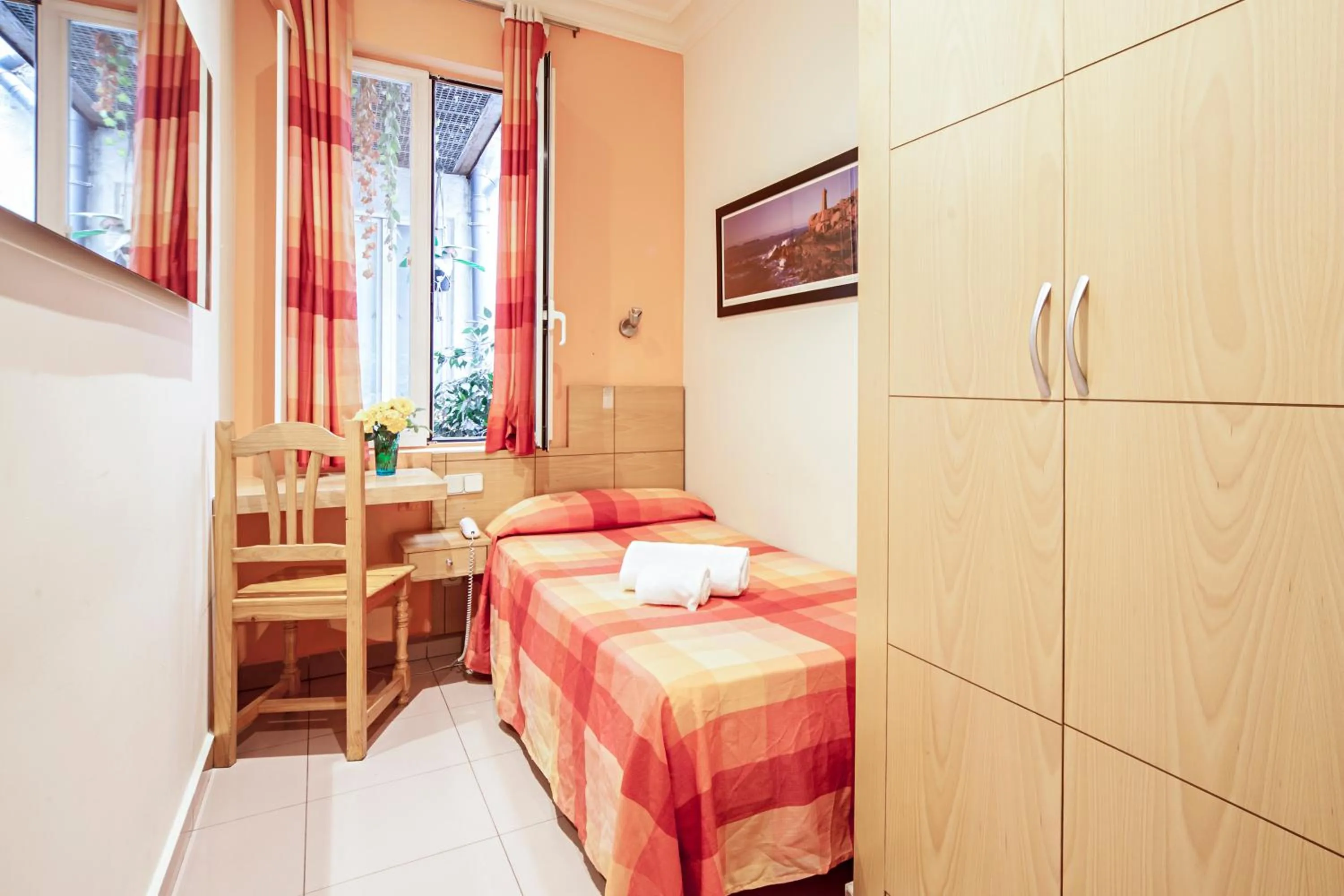 Bedroom, Bed in Hostal Inter Puerta del Sol AUTO CHECK IN