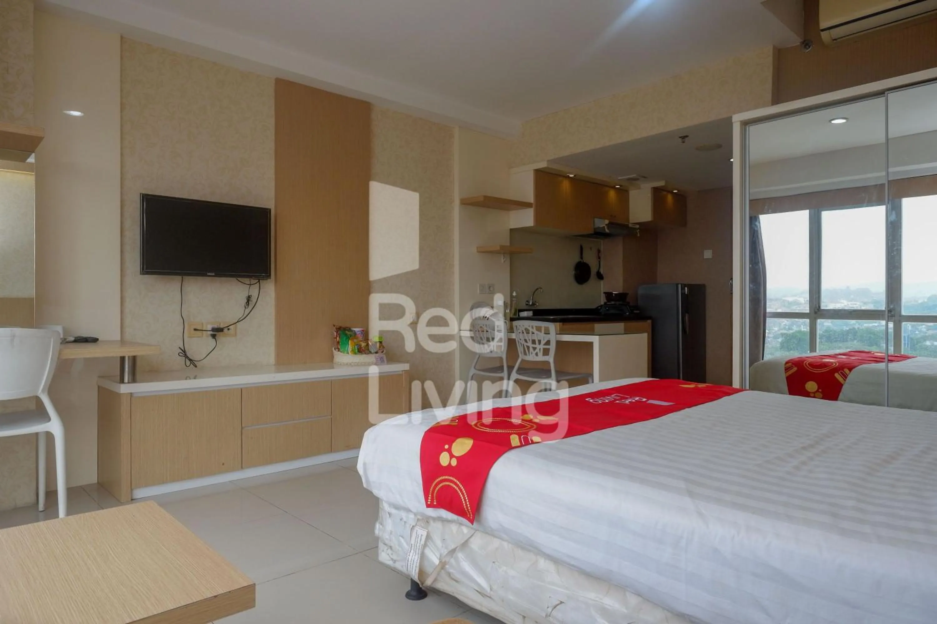 Bedroom, Bed in RedLiving Apartemen Star Semarang - Sky Tower Lantai 22