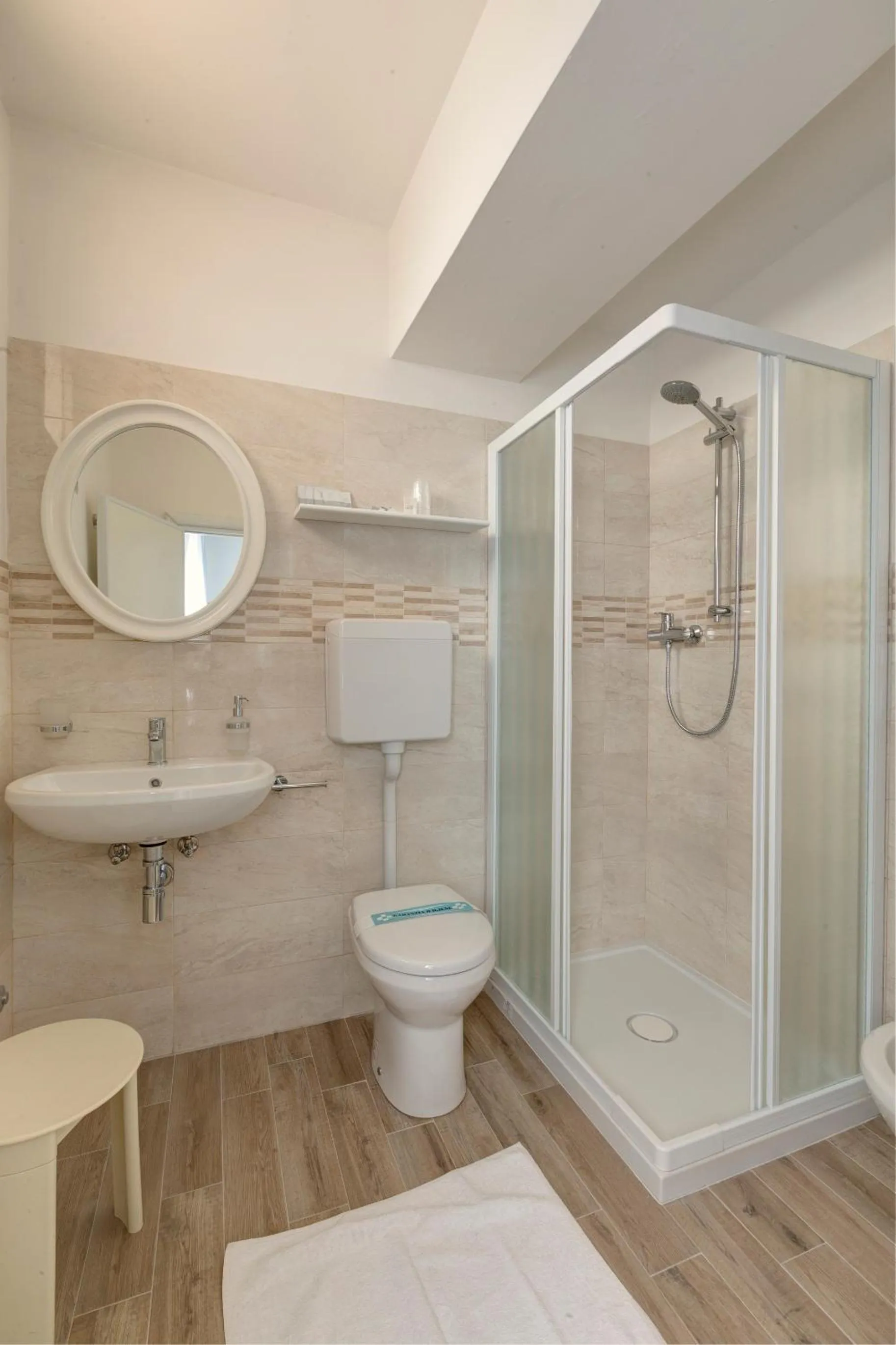 Shower in Hotel Condor-New 2024-Con Piscina