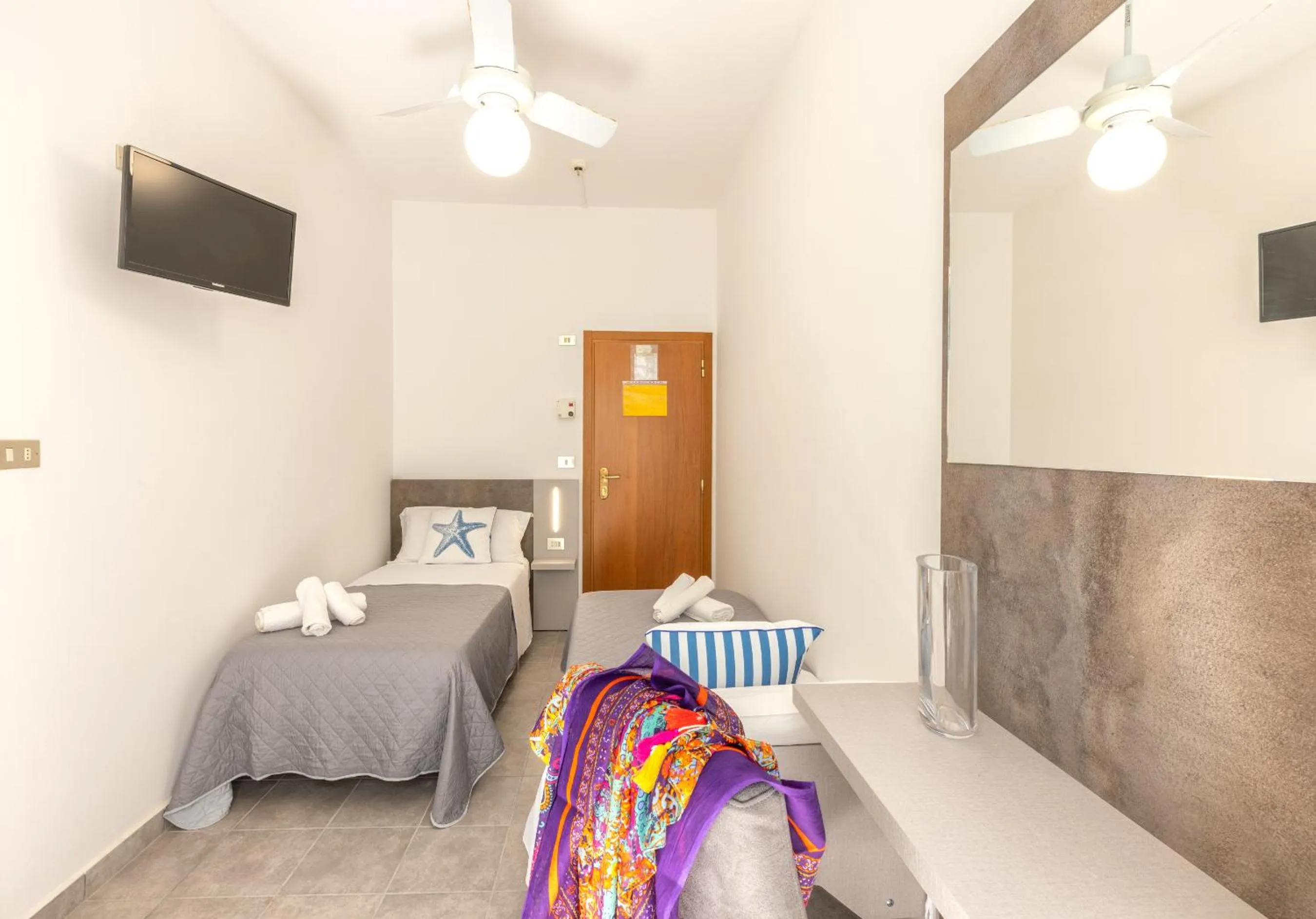 Communal lounge/ TV room, Bed in Hotel Condor-New 2024-Con Piscina