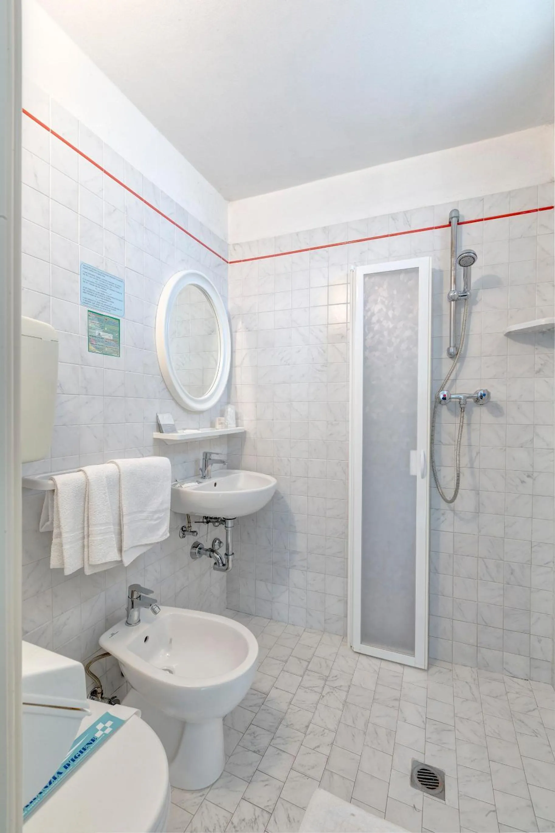Shower in Hotel Condor-New 2024-Con Piscina