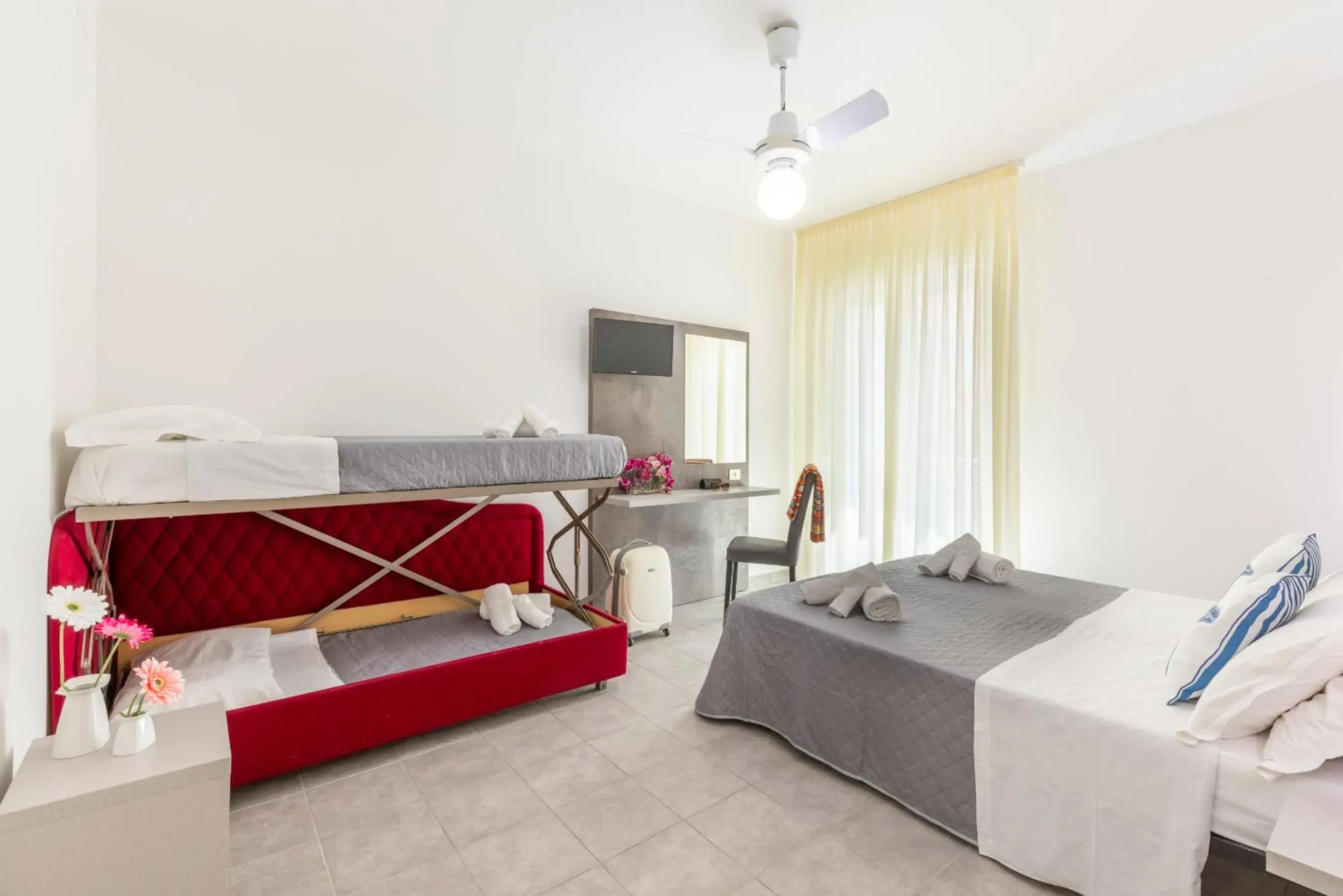 Economy Quadruple Room with Balcony in Hotel Condor-New 2024-Con Piscina Economy Quadruple Room with Balcony in Hotel Condor-New 2024-Con Piscina