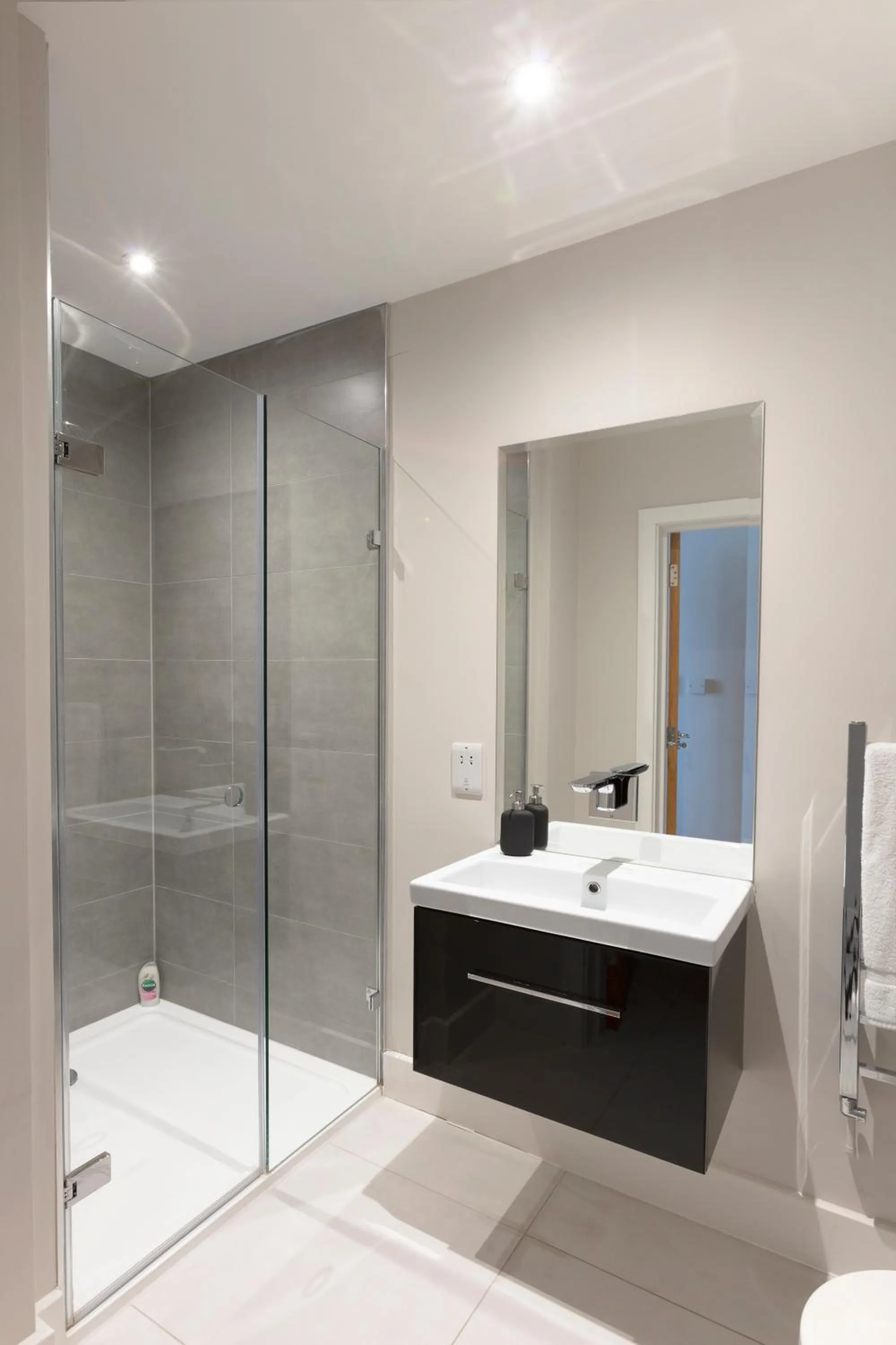 Fabulous Central Windsor Town House With Parking