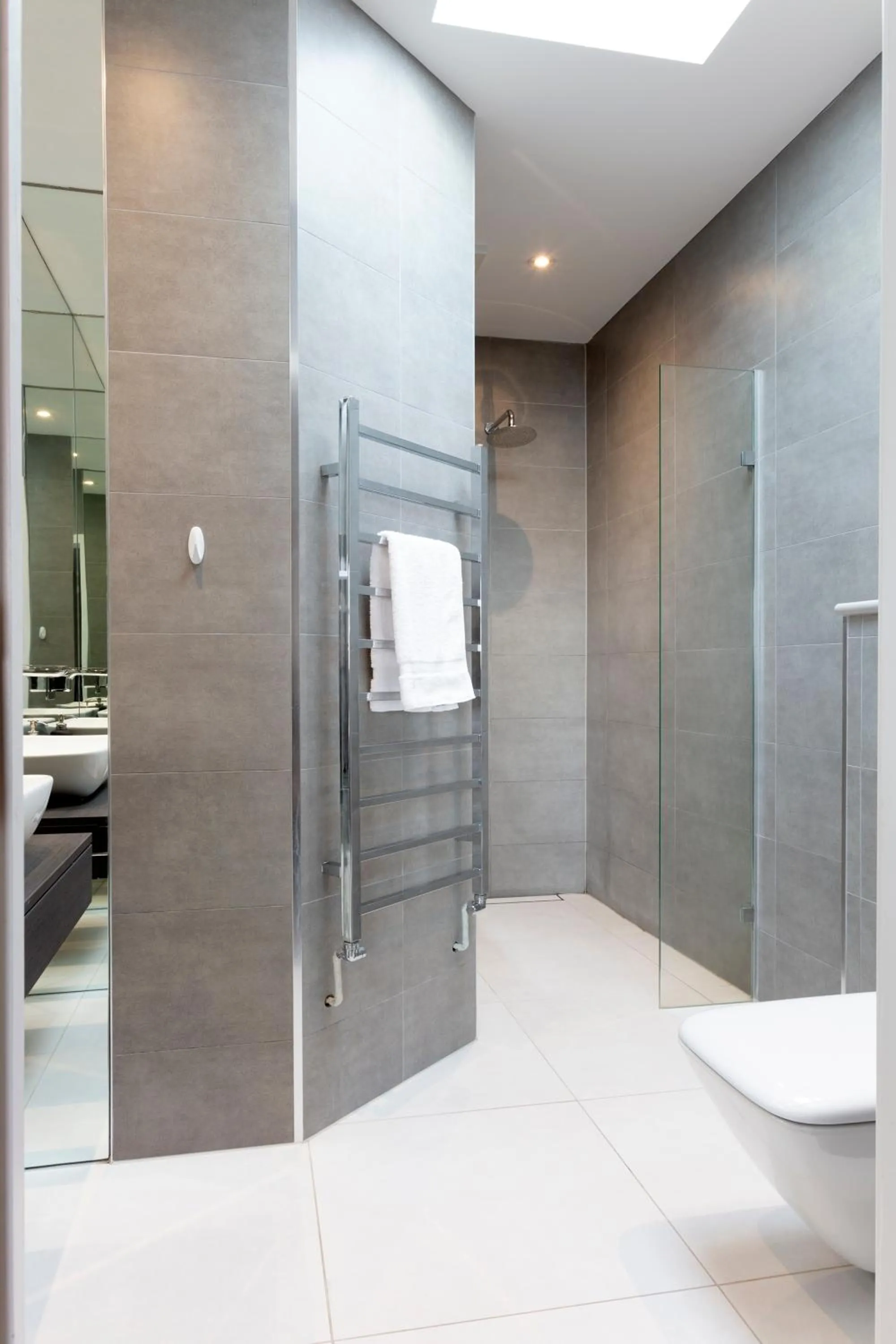 Fabulous Central Windsor Town House With Parking