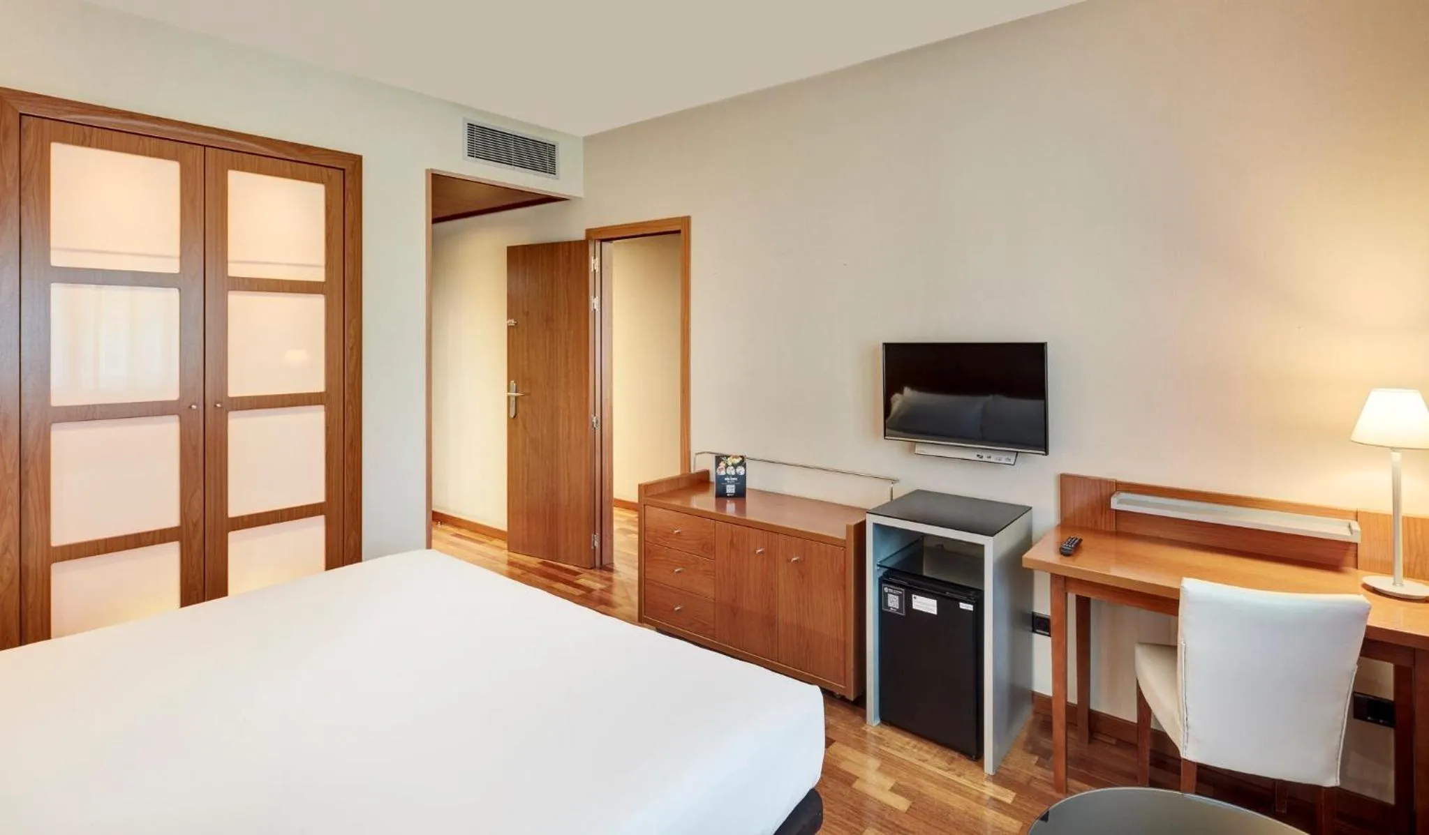 Photo of the whole room, Bed in Sercotel AB Rivas