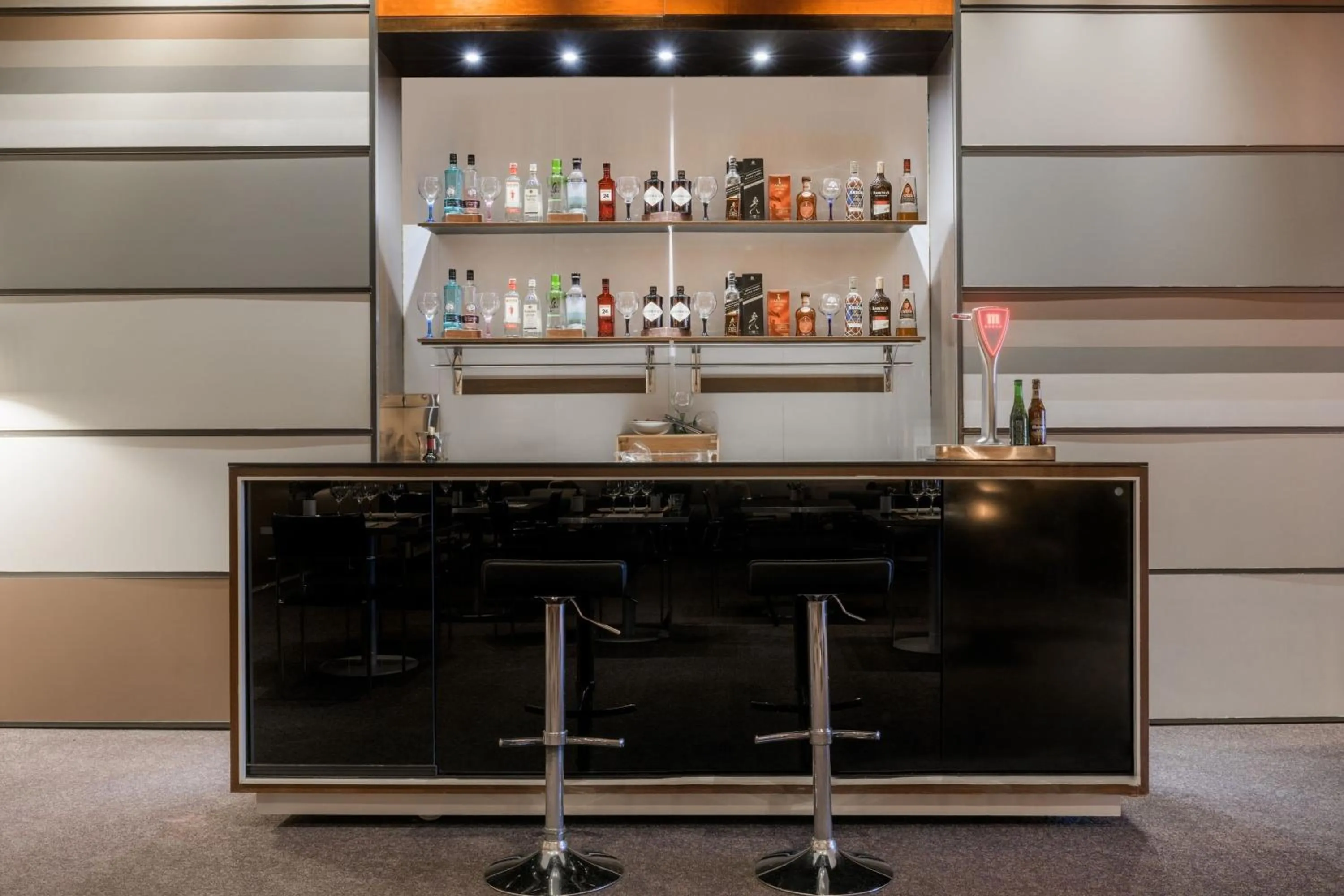 Lounge or bar in AC Hotel Alcalá de Henares by Marriott