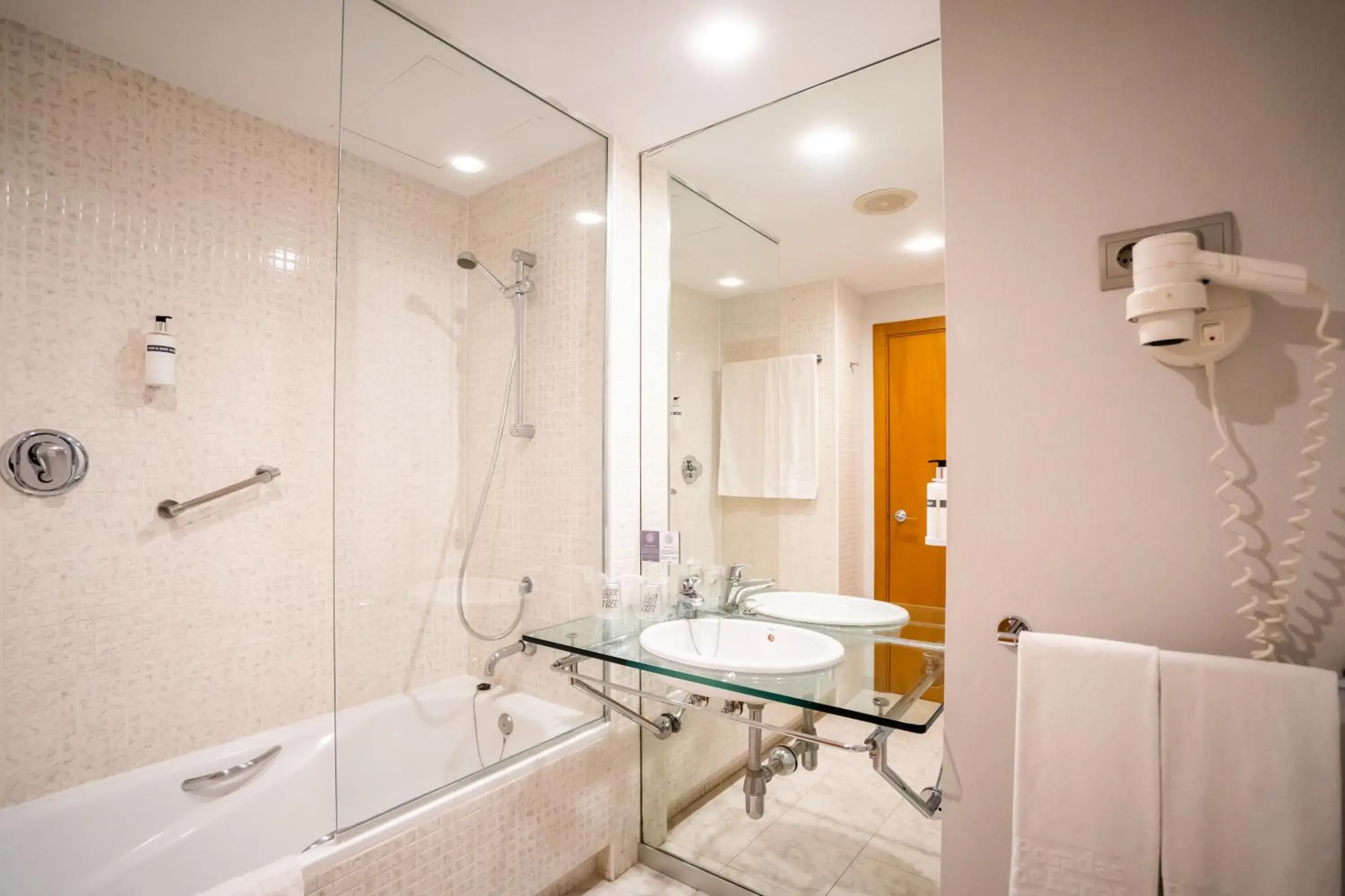 Double or Twin Room with Parking and WiFi Included in Posadas de España Malaga Double or Twin Room with Parking and WiFi Included in Posadas de España Malaga