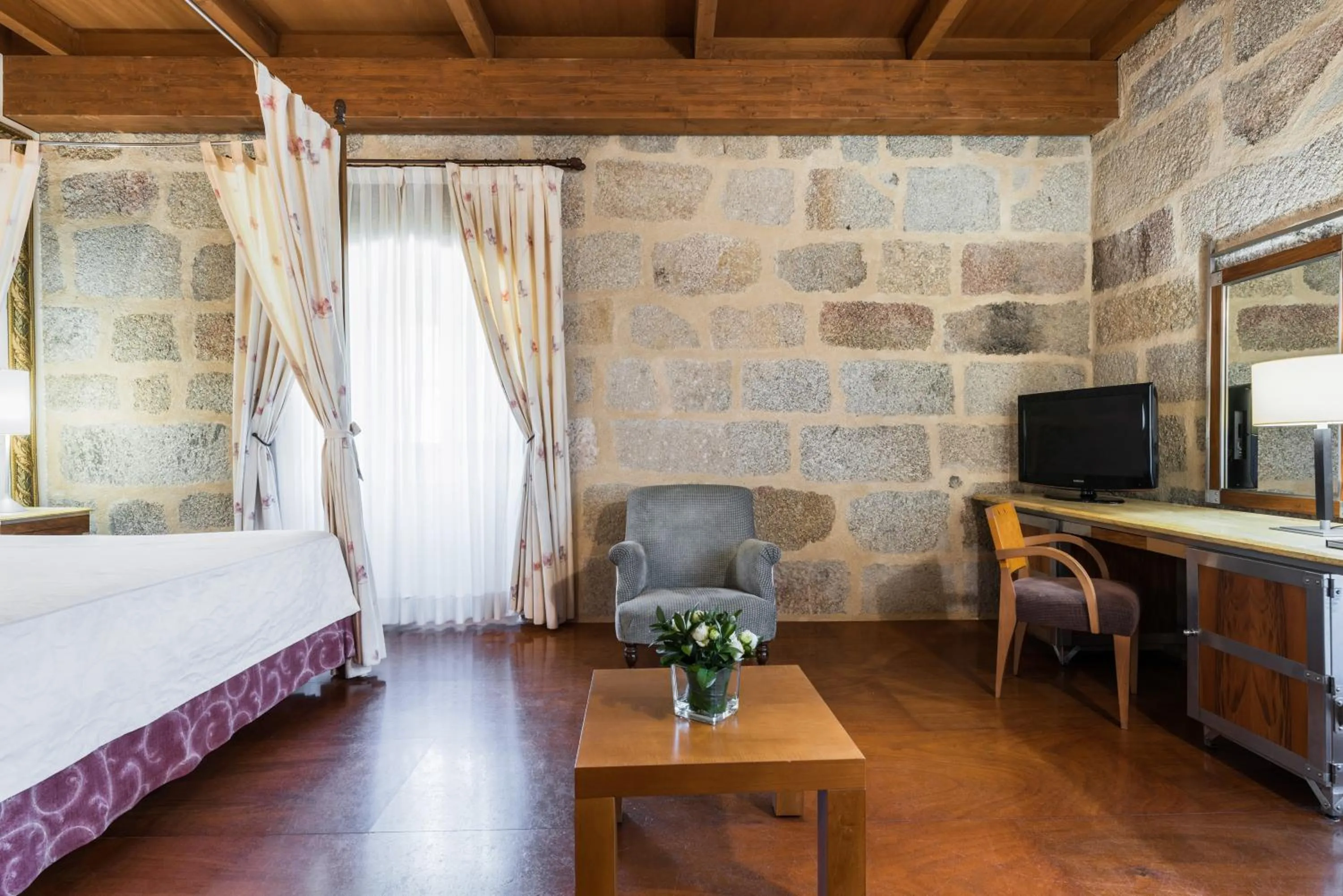 Photo of the whole room, Bed in Eurostars Monumento Monasterio de San Clodio Hotel
