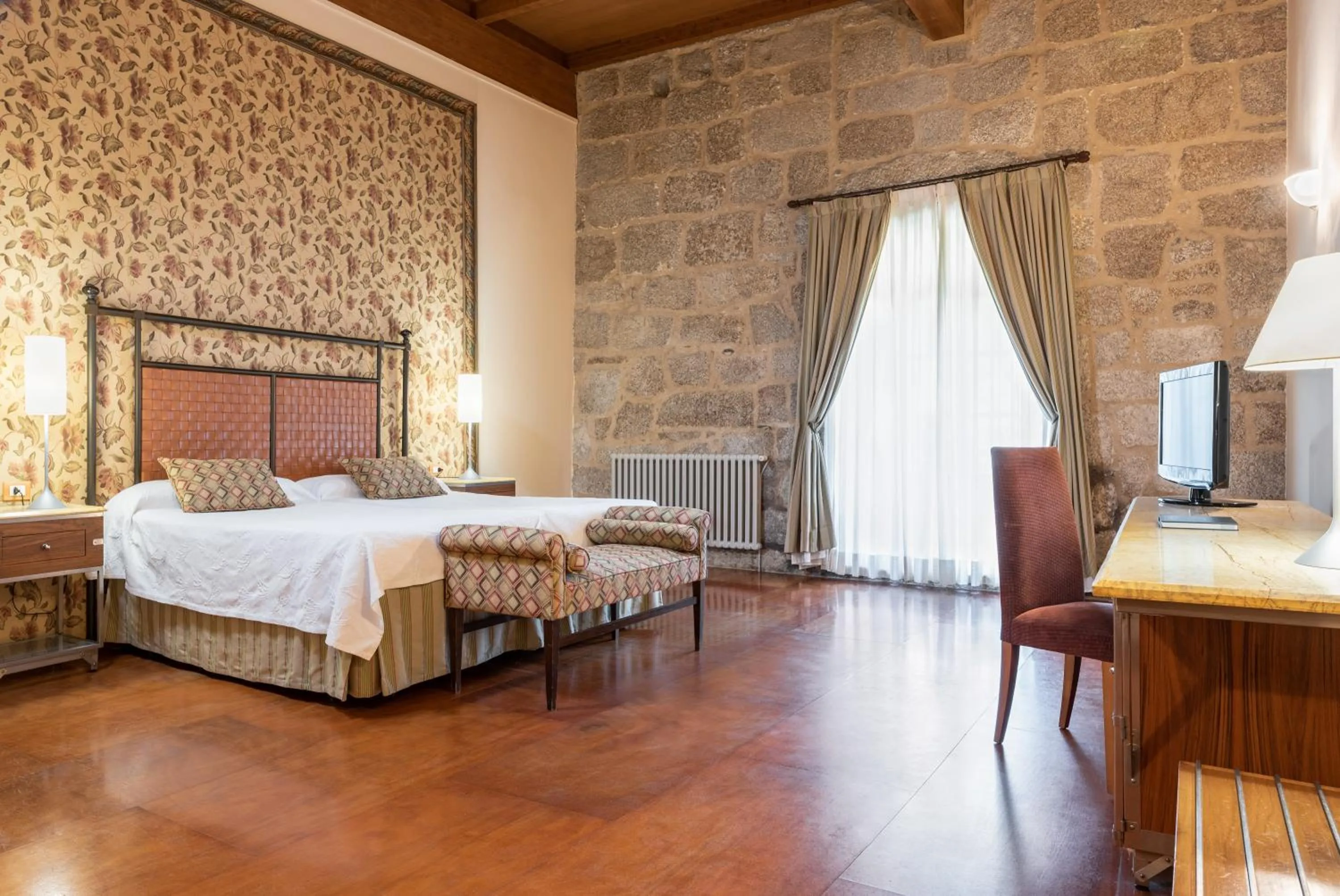 Photo of the whole room, Bed in Eurostars Monumento Monasterio de San Clodio Hotel