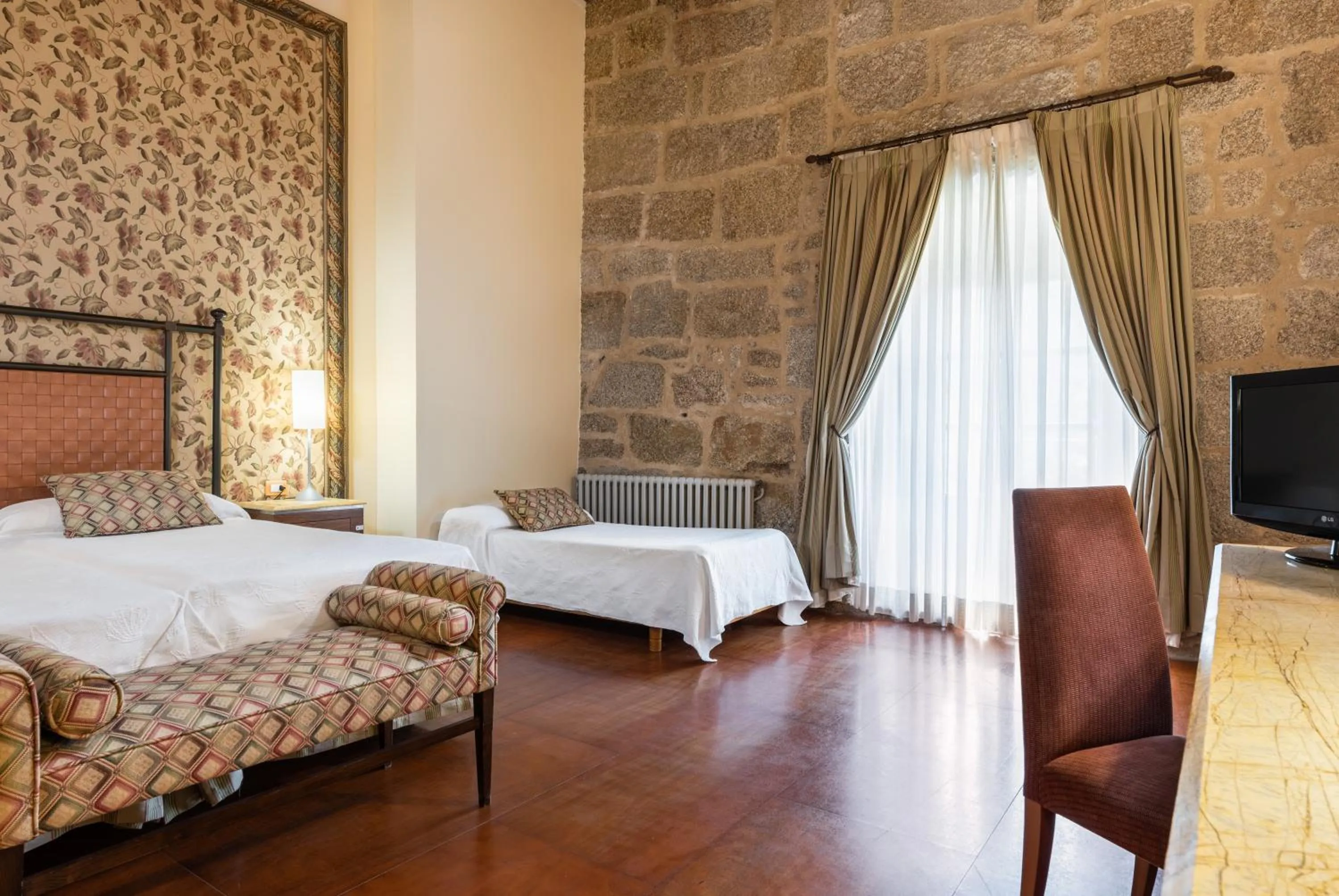 Photo of the whole room, Bed in Eurostars Monumento Monasterio de San Clodio Hotel