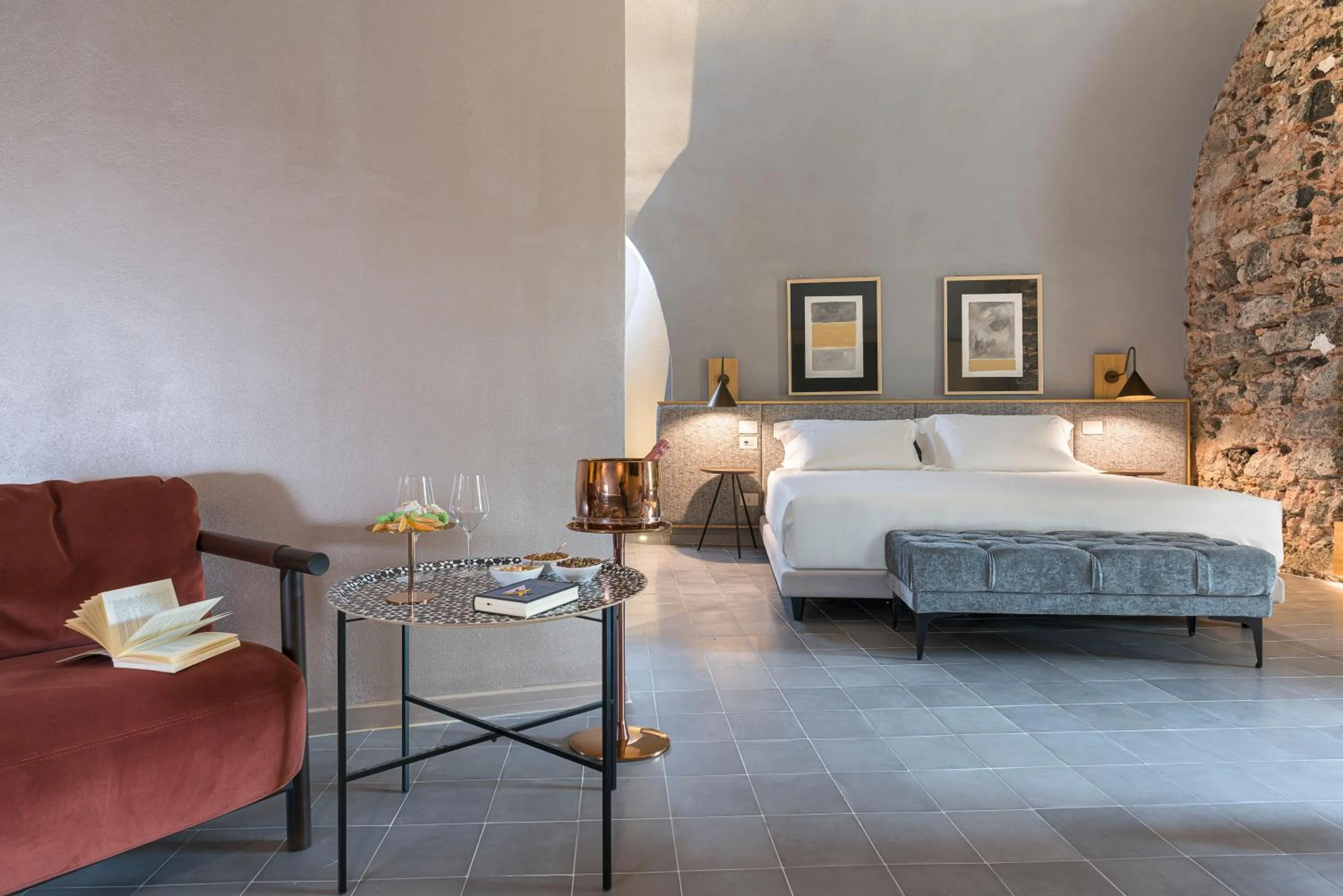 Living room, Bed in BASTIÒ PRIVATE SUITES