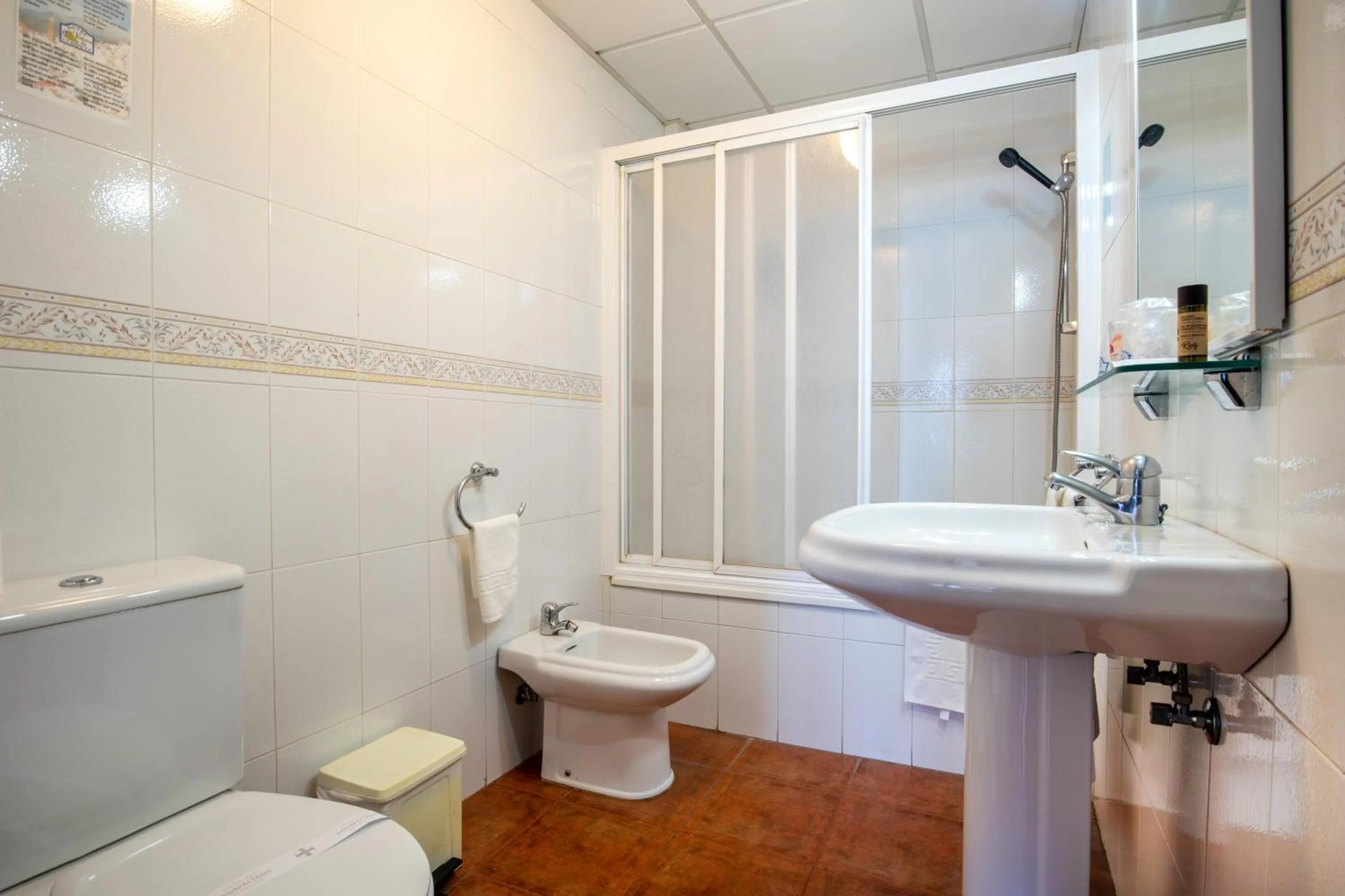 Bathroom in Hotel y Bungalows Balcón de Competa