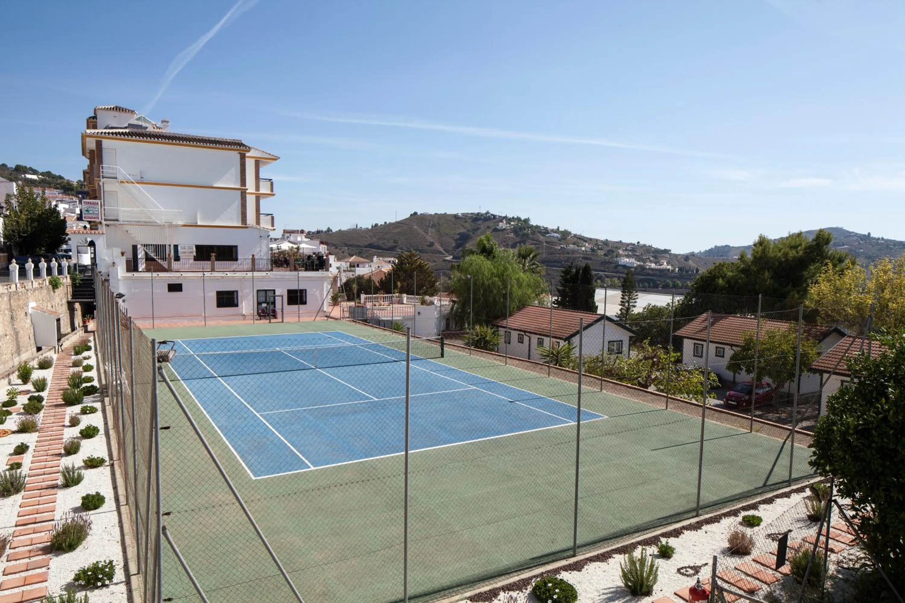 Tennis court in Hotel y Bungalows Balcón de Competa