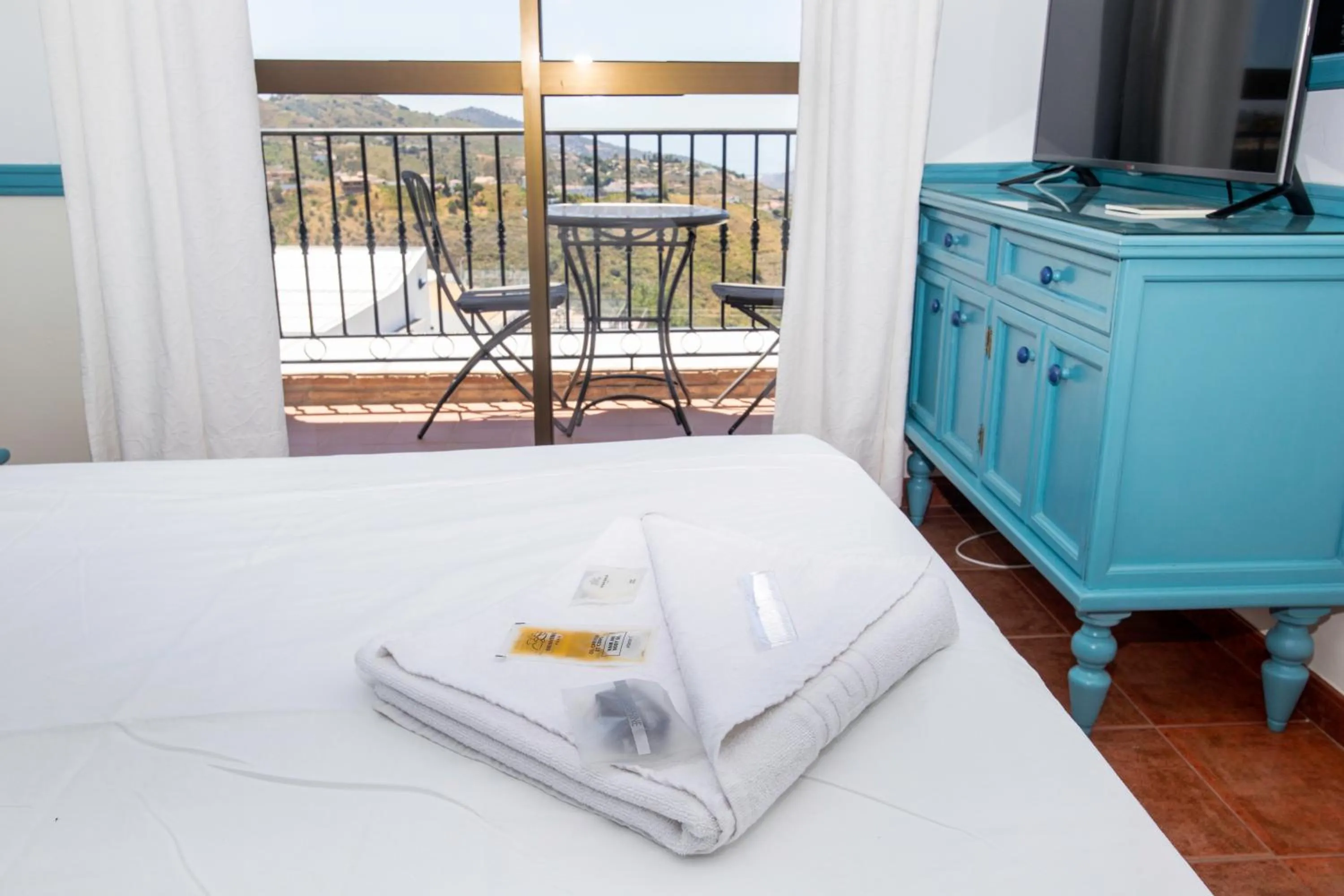 Balcony/Terrace, Bed in Hotel y Bungalows Balcón de Competa