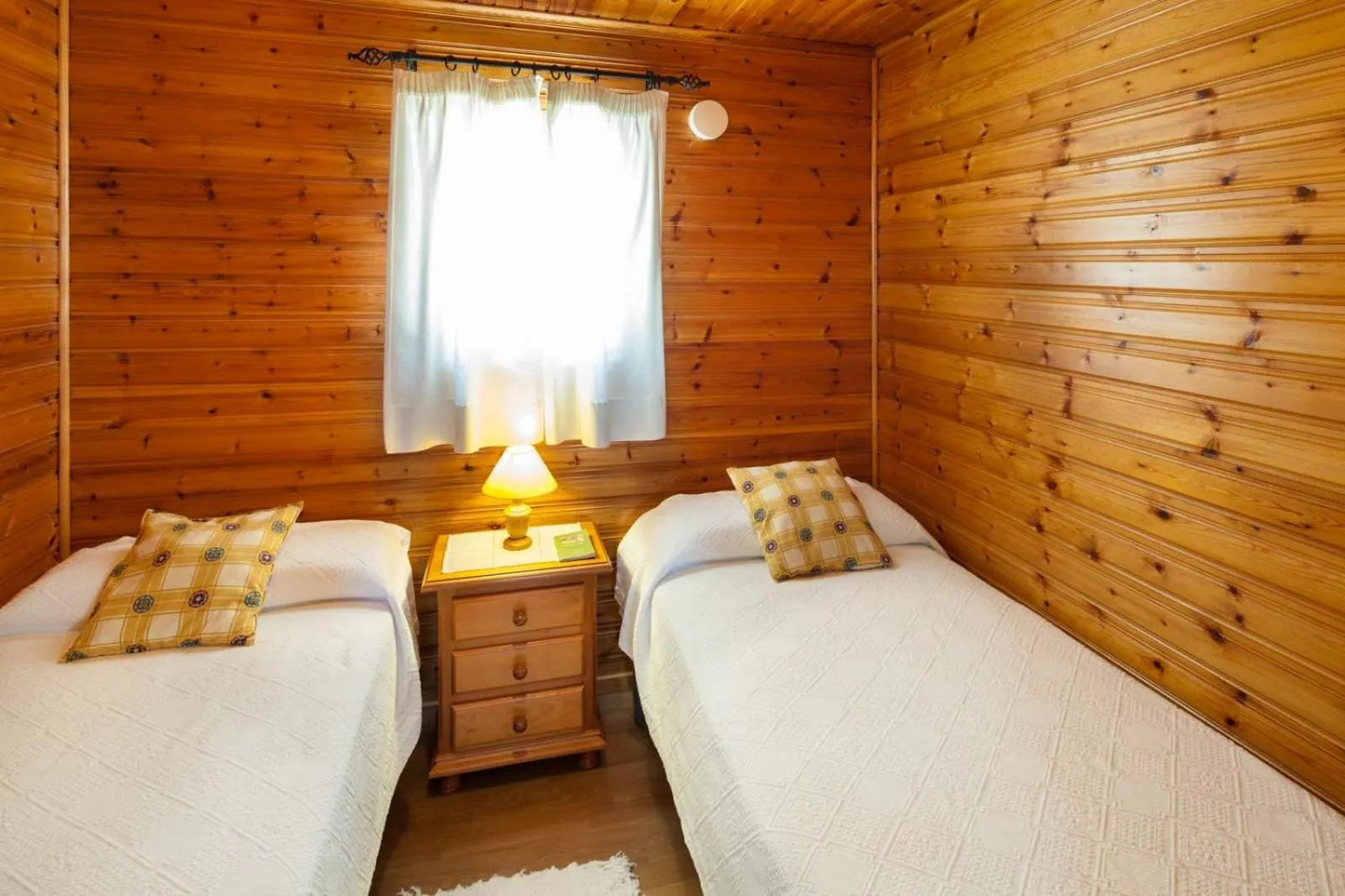 Bedroom, Bed in Hotel y Bungalows Balcón de Competa