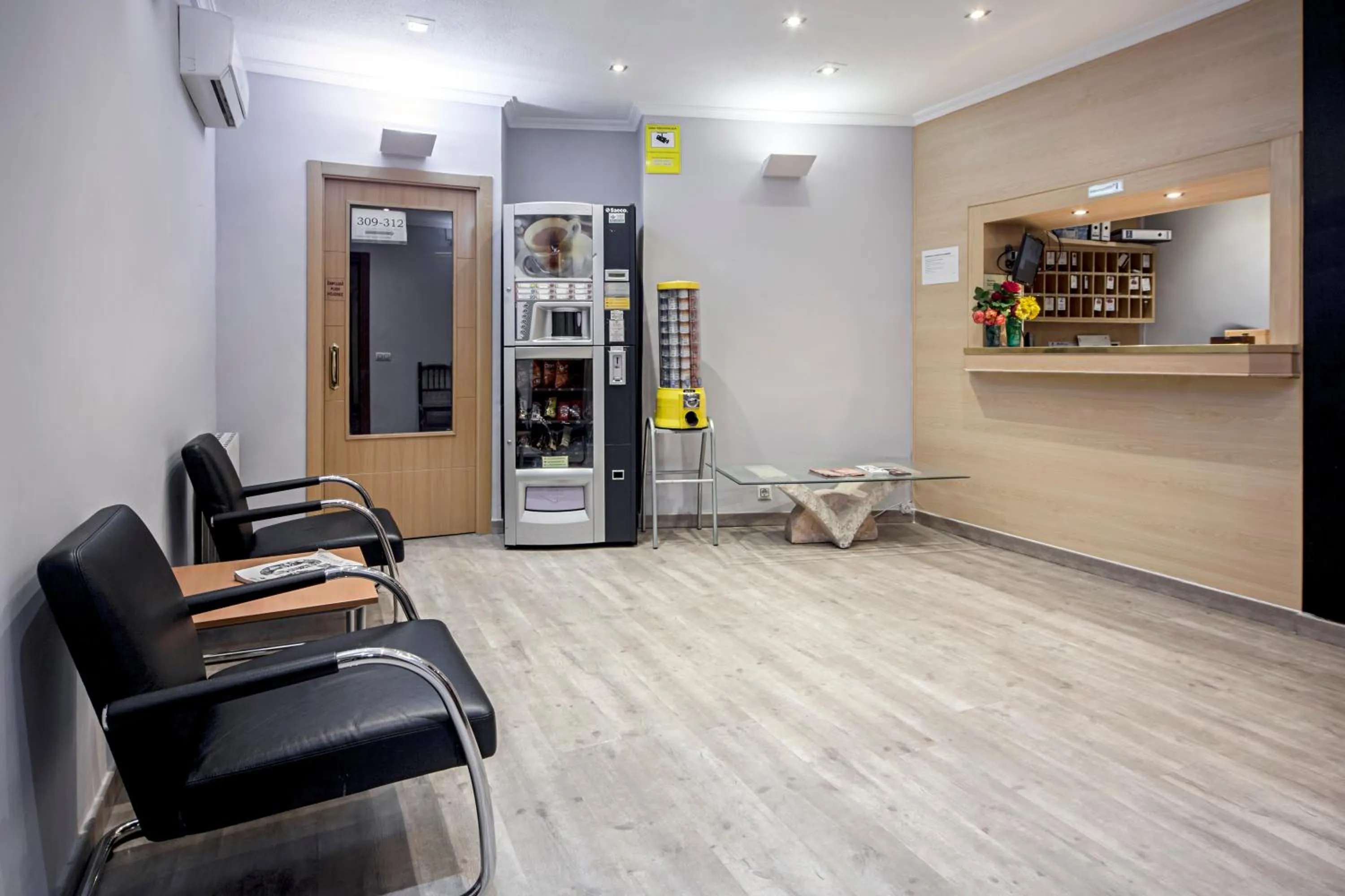 Lobby or reception in Hostal Inter Plaza Mayor AUTO CHECK IN