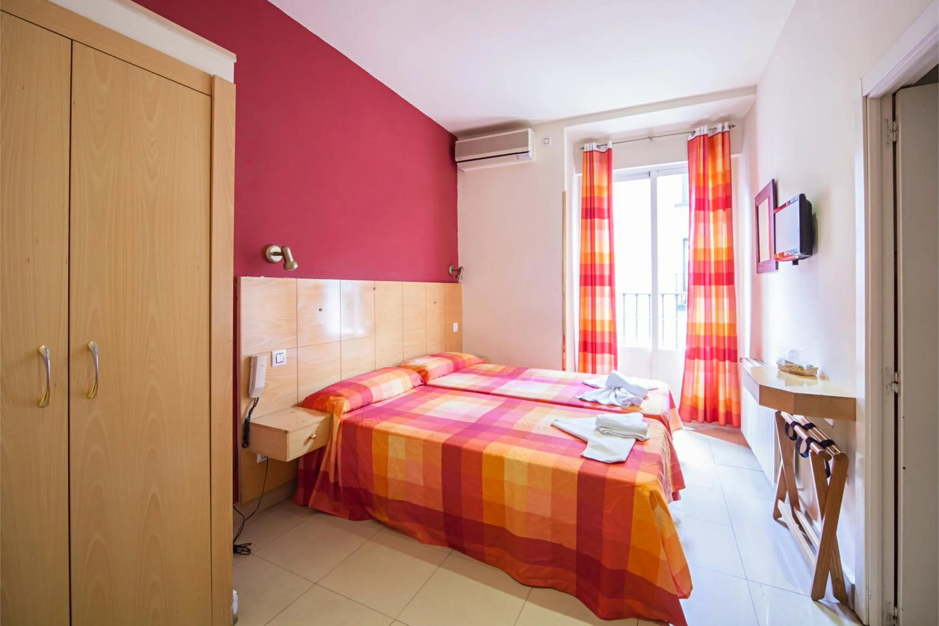 Bedroom, Bed in Hostal Inter Plaza Mayor AUTO CHECK IN