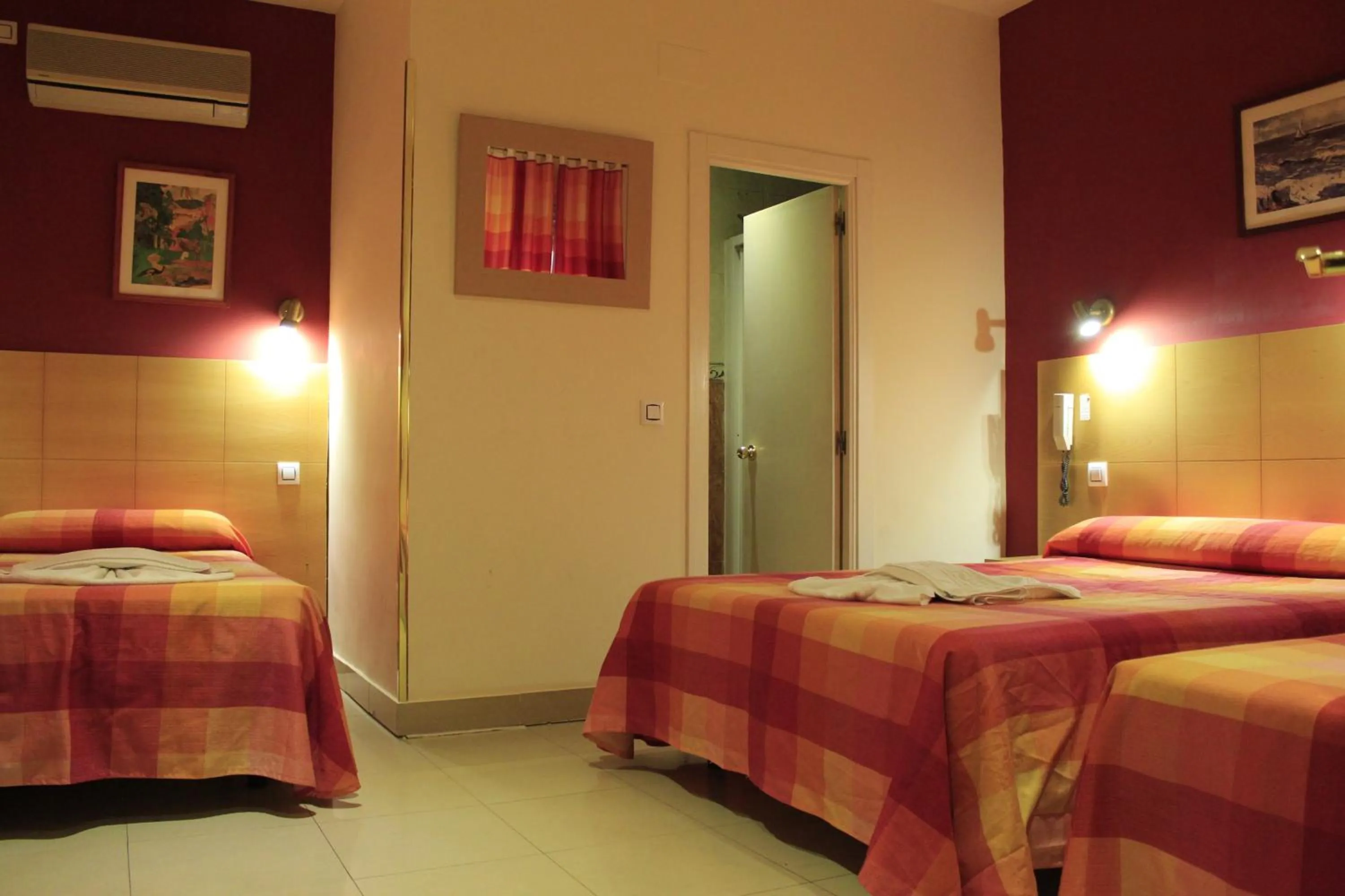 Bedroom, Bed in Hostal Inter Plaza Mayor AUTO CHECK IN