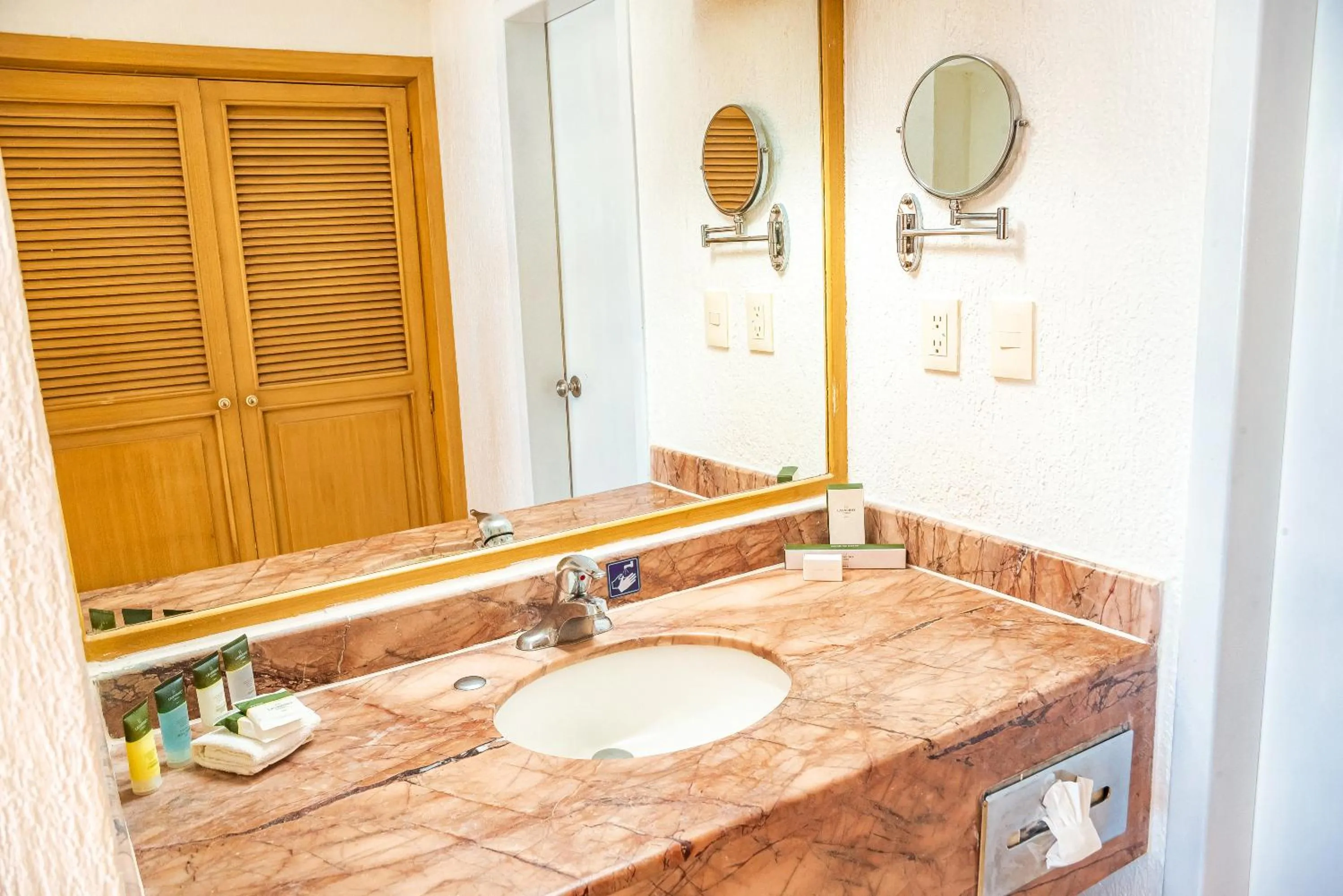Bathroom in HOTEL SAN CARLOS PLAZA