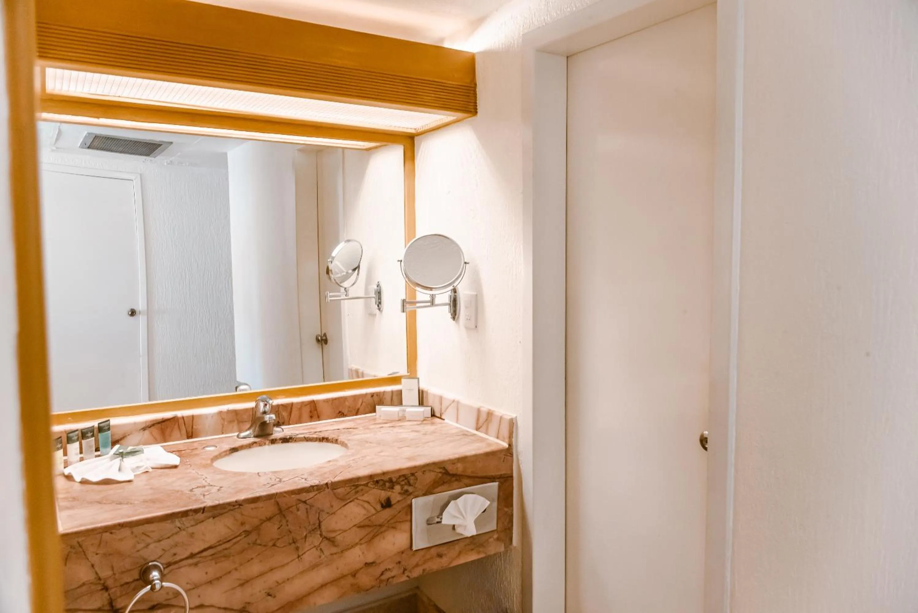 Bathroom in HOTEL SAN CARLOS PLAZA