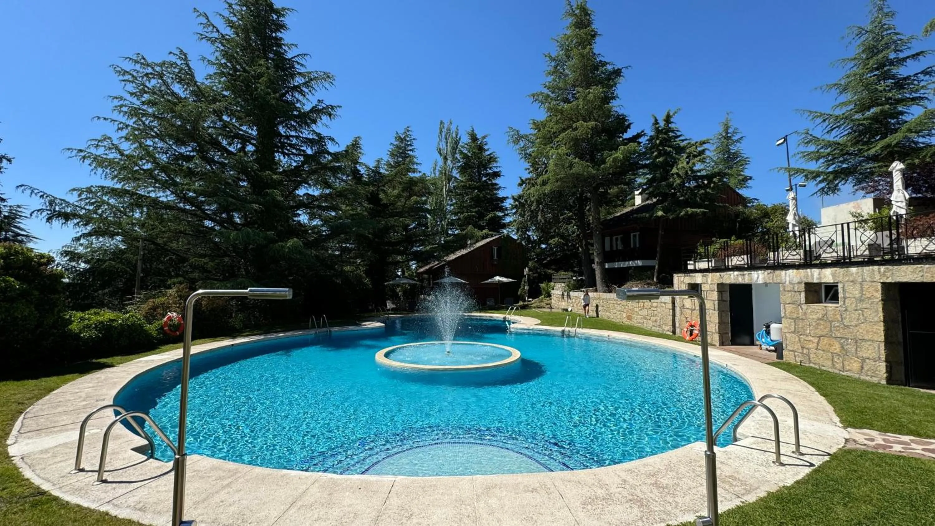 Swimming pool in Hotel Hita "Nature Experience" for all