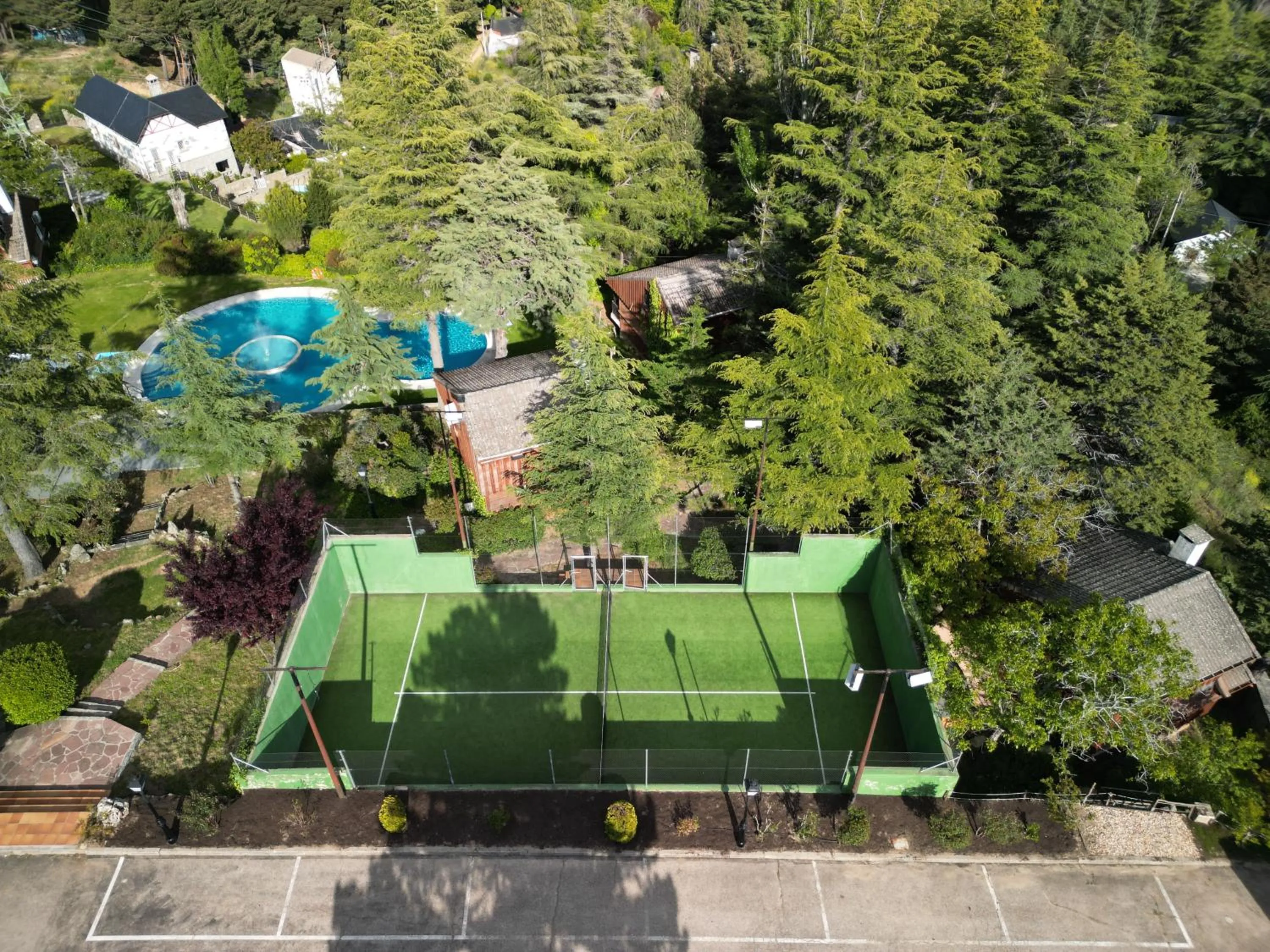 Tennis court in Hotel Hita "Nature Experience" for all