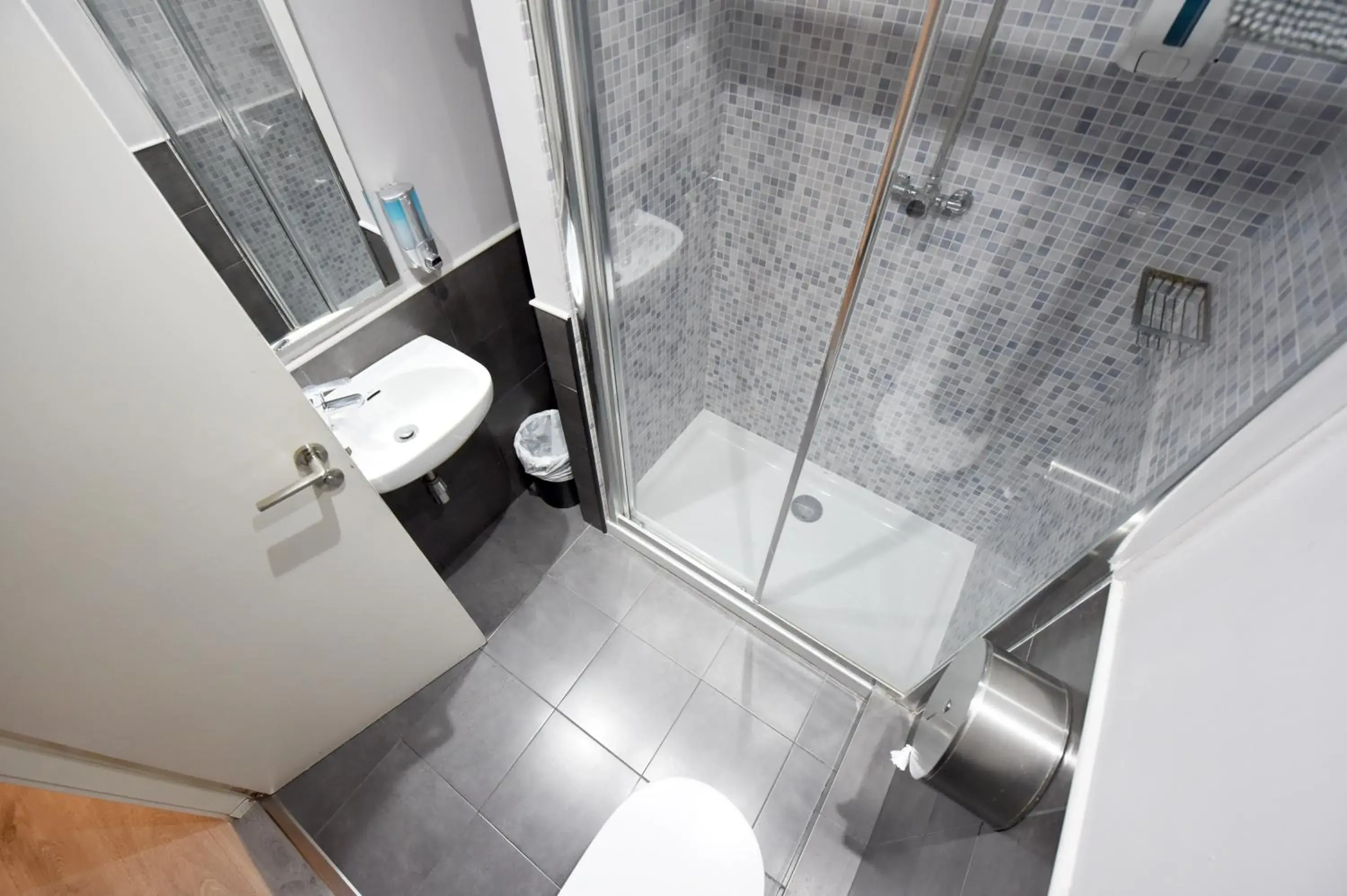 Classic Quadruple Room in Free Hostels Barcelona Classic Quadruple Room in Free Hostels Barcelona