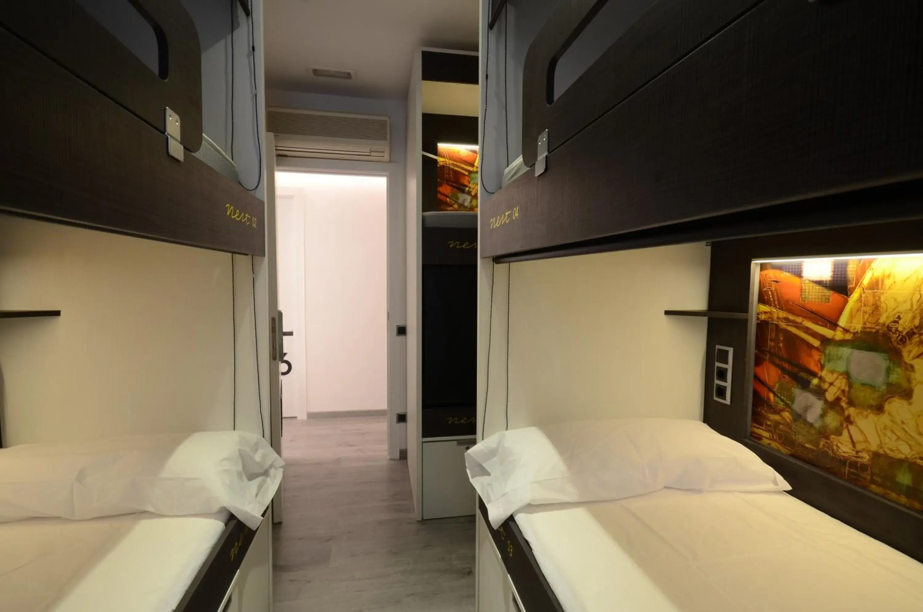 Room for 6 adults with Bathroom in Free Hostels Barcelona Room for 6 adults with Bathroom in Free Hostels Barcelona