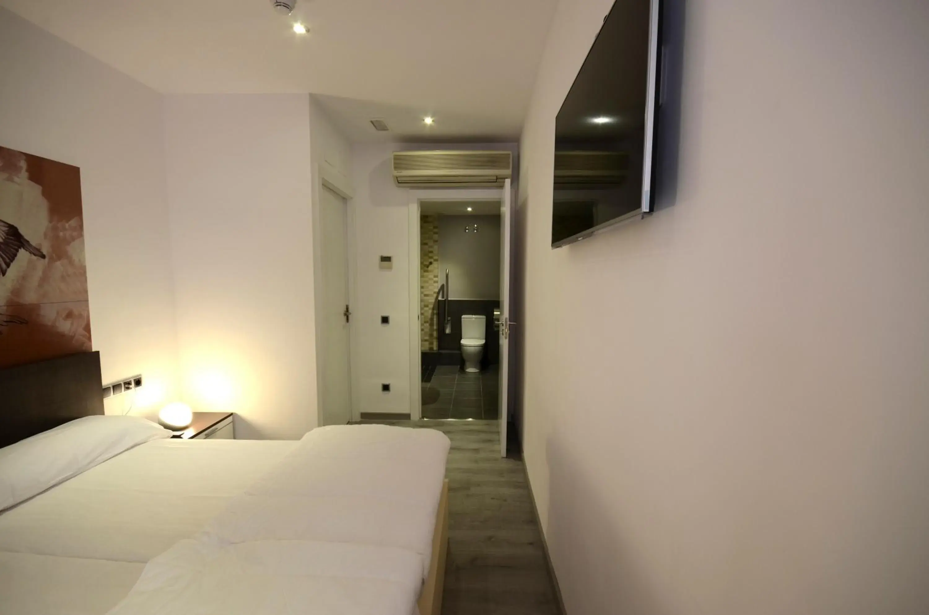 Economy Double Room in Free Hostels Barcelona Economy Double Room in Free Hostels Barcelona