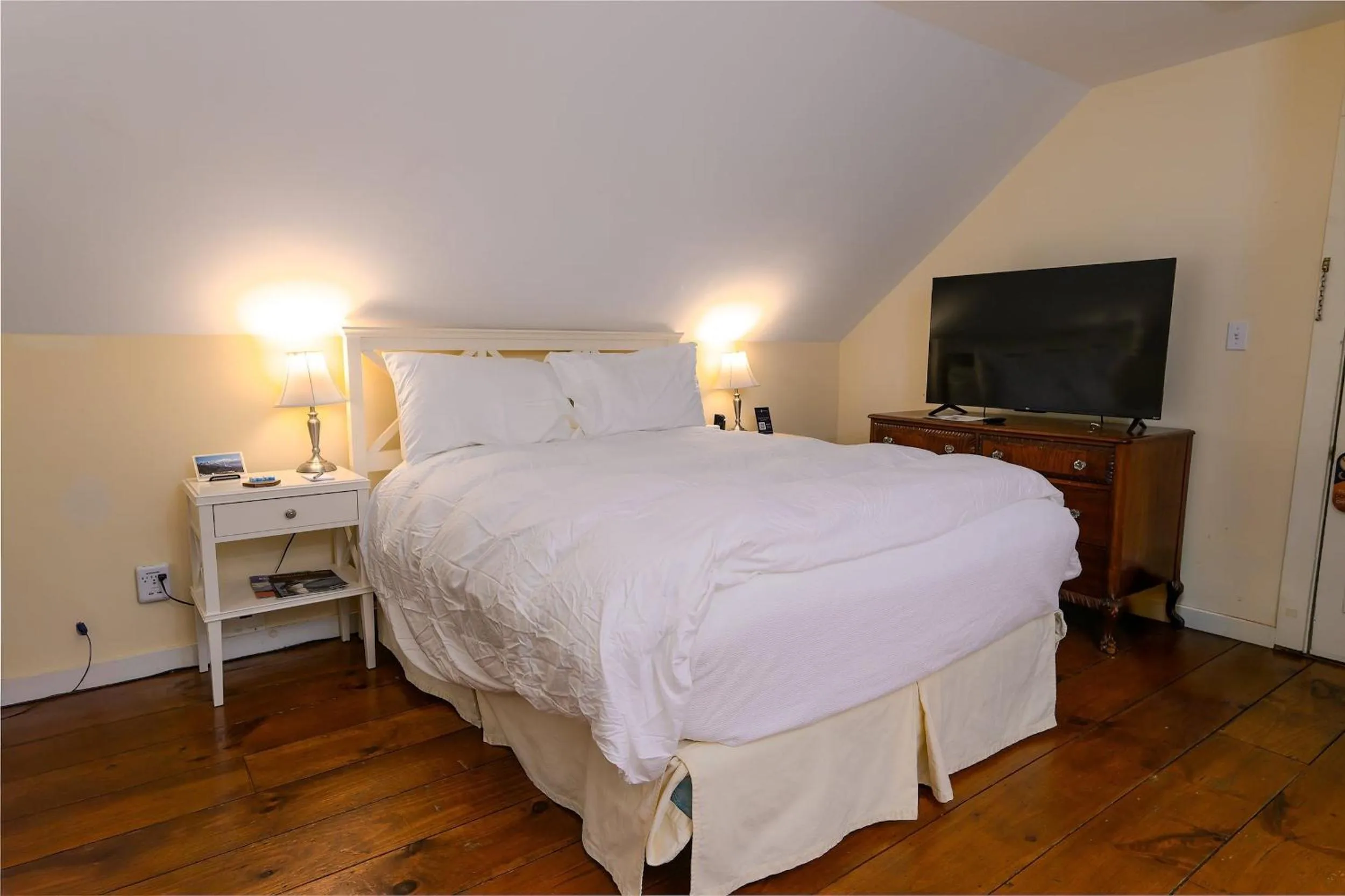 Bed in Brass Lantern Inn