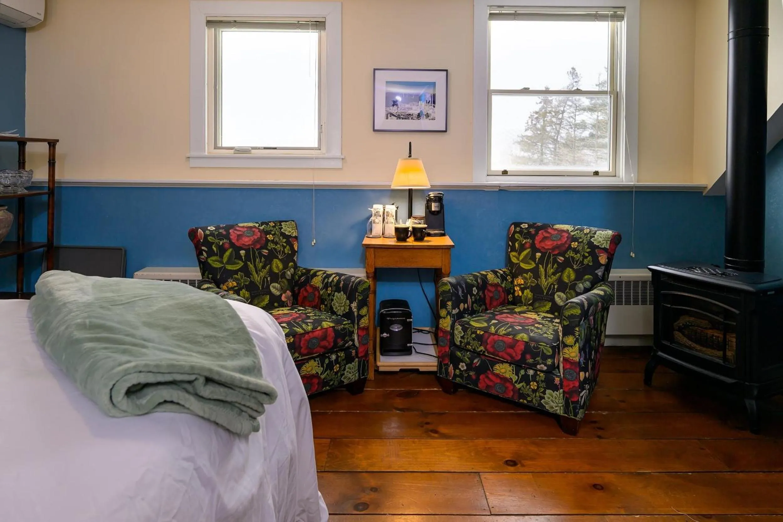 Seating area, Bed in Brass Lantern Inn