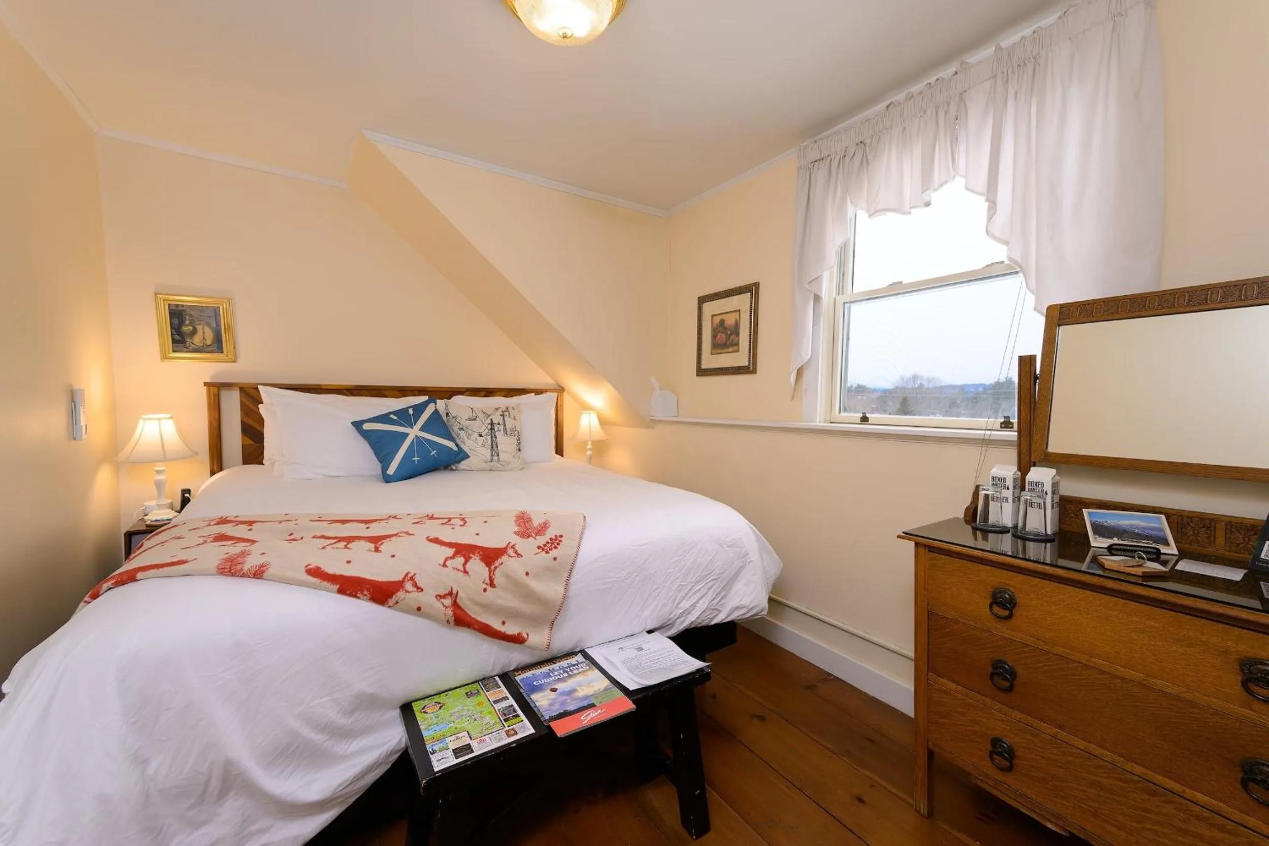 Photo of the whole room, Bed in Brass Lantern Inn