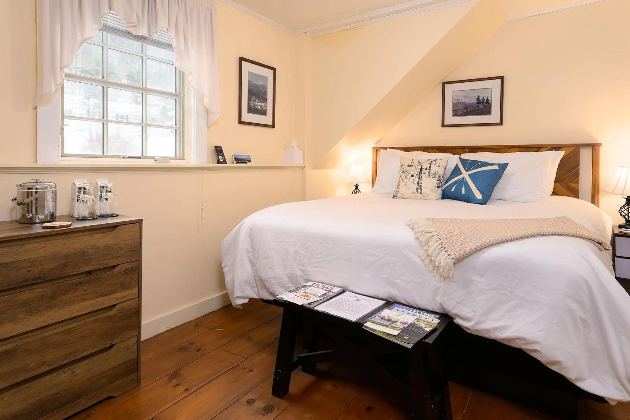 Bed in Brass Lantern Inn