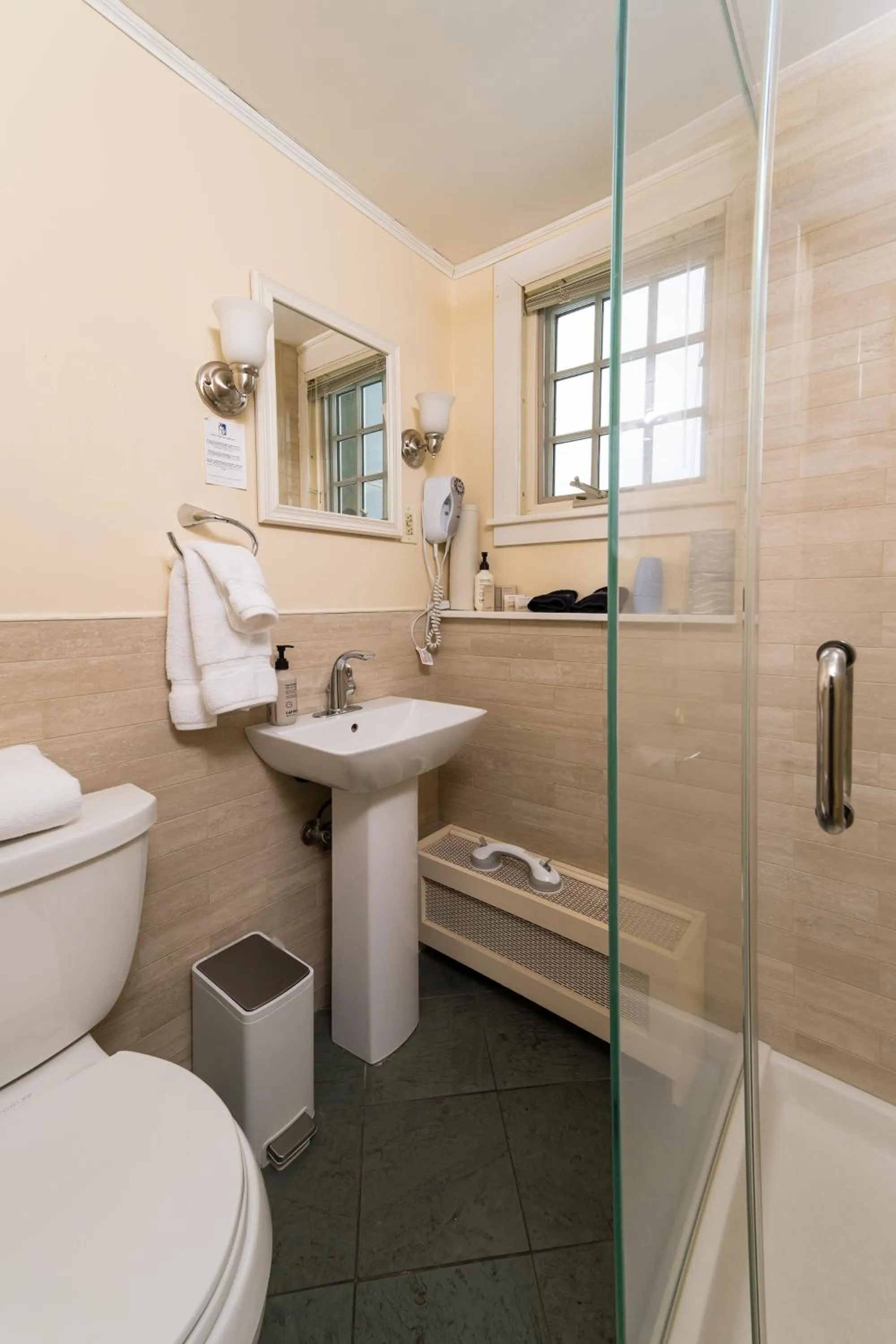 Shower in Brass Lantern Inn