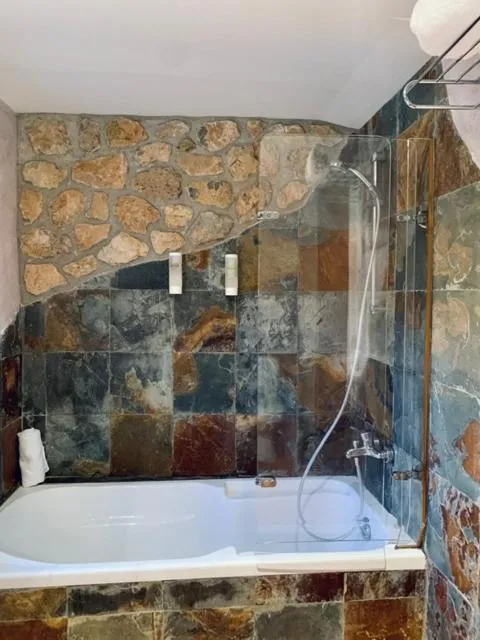 Bath in La Figuerola Hotel & Restaurant