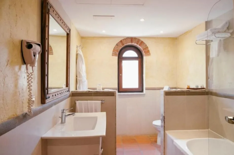Bathroom in La Figuerola Hotel & Restaurant